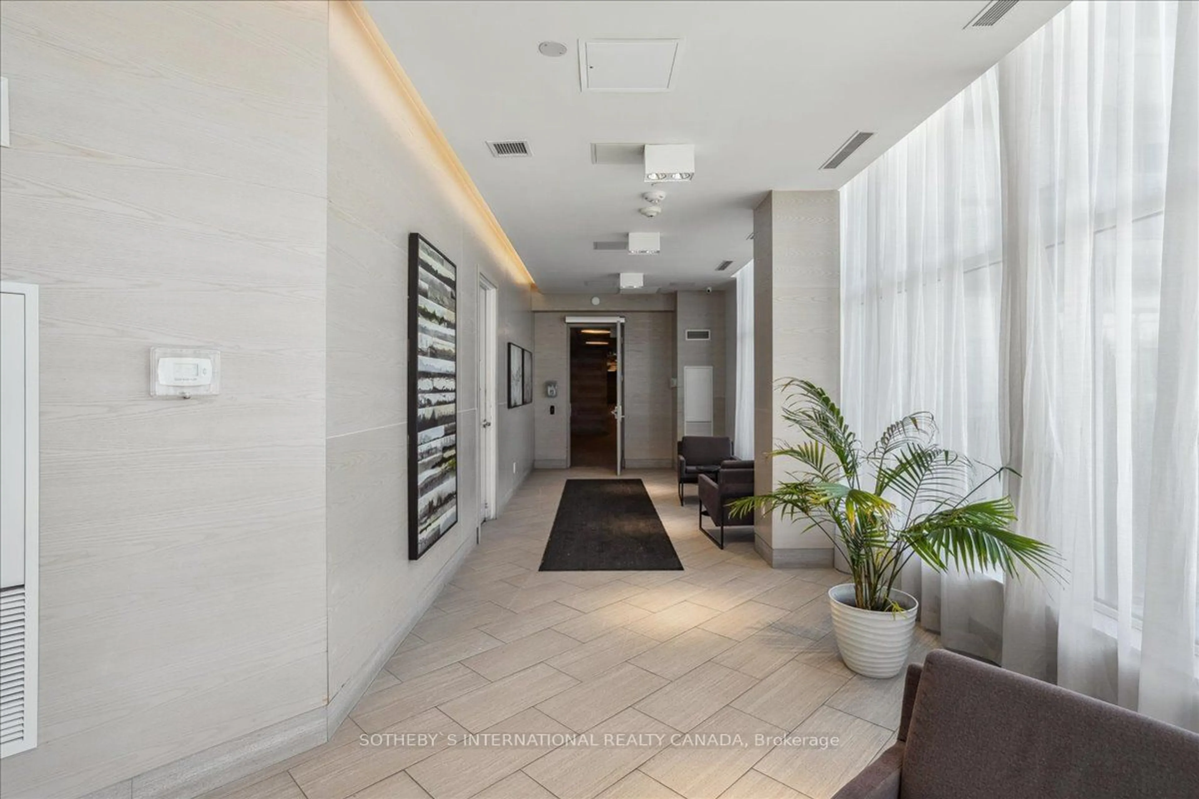 Indoor foyer for 4633 Glen Erin Dr #702, Mississauga Ontario L5M 0Y6