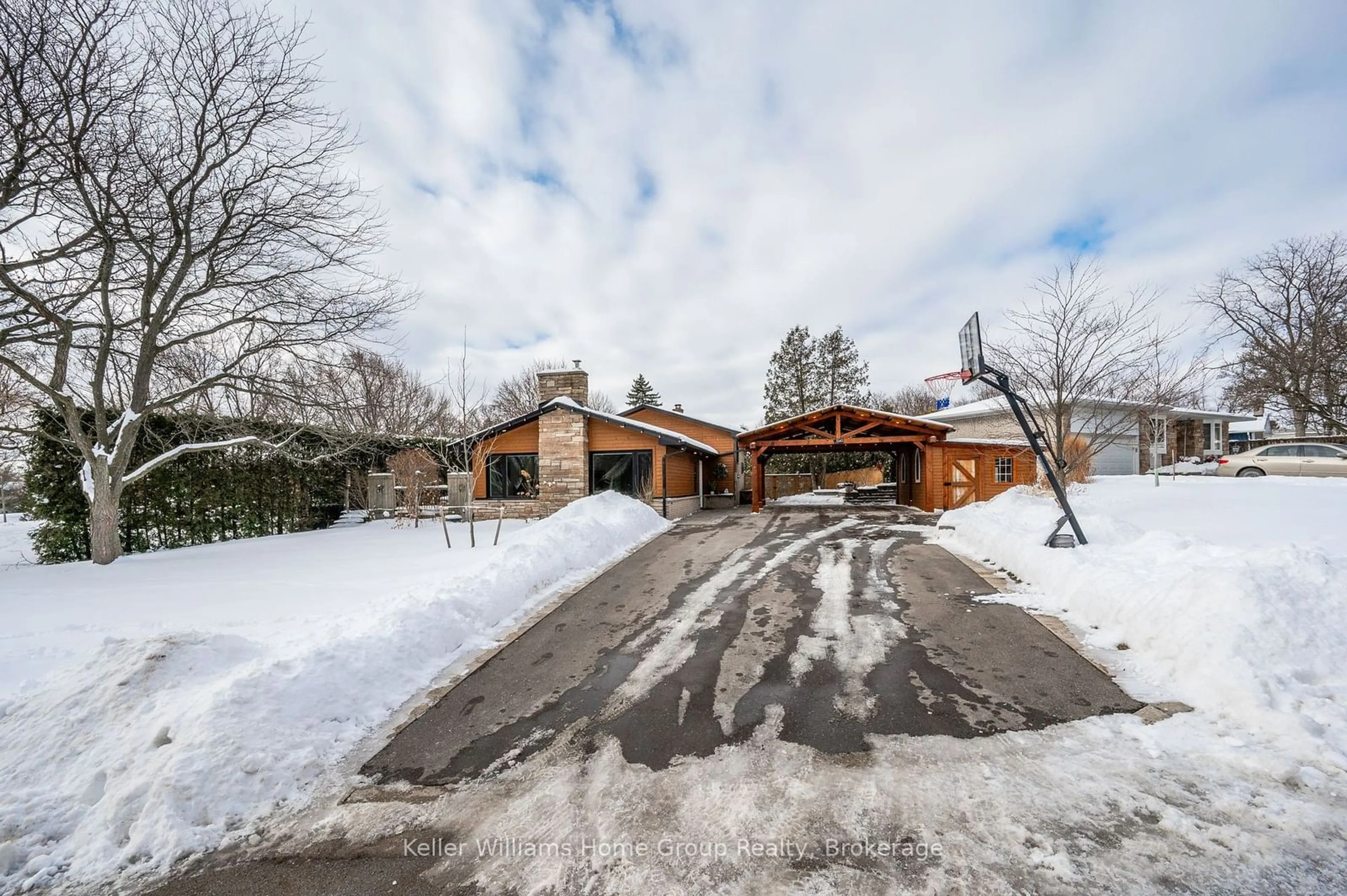 A pic from outside/outdoor area/front of a property/back of a property/a pic from drone, unknown for 1240 Lambeth Rd, Oakville Ontario L6H 2E3