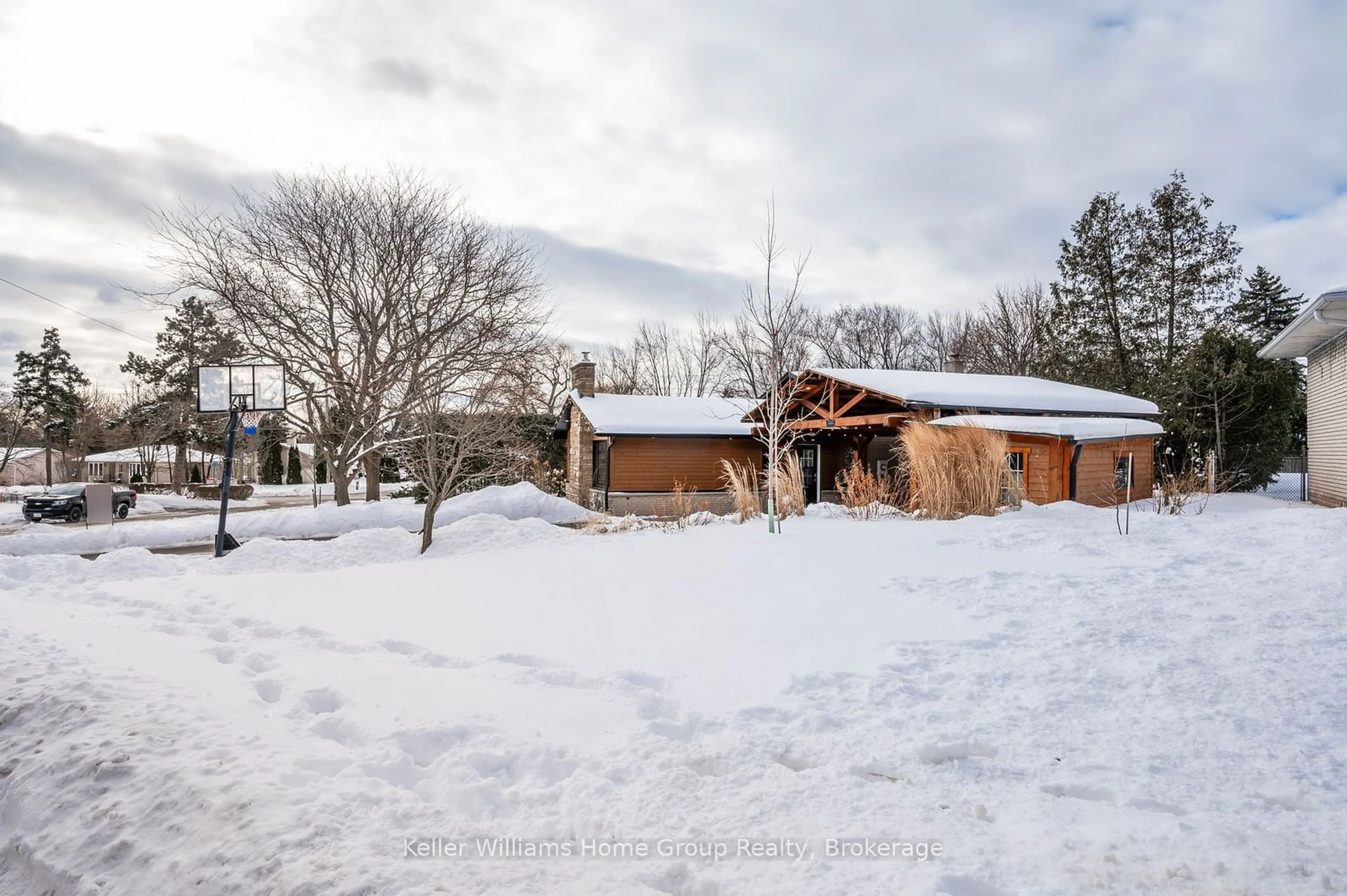 A pic from outside/outdoor area/front of a property/back of a property/a pic from drone, unknown for 1240 Lambeth Rd, Oakville Ontario L6H 2E3