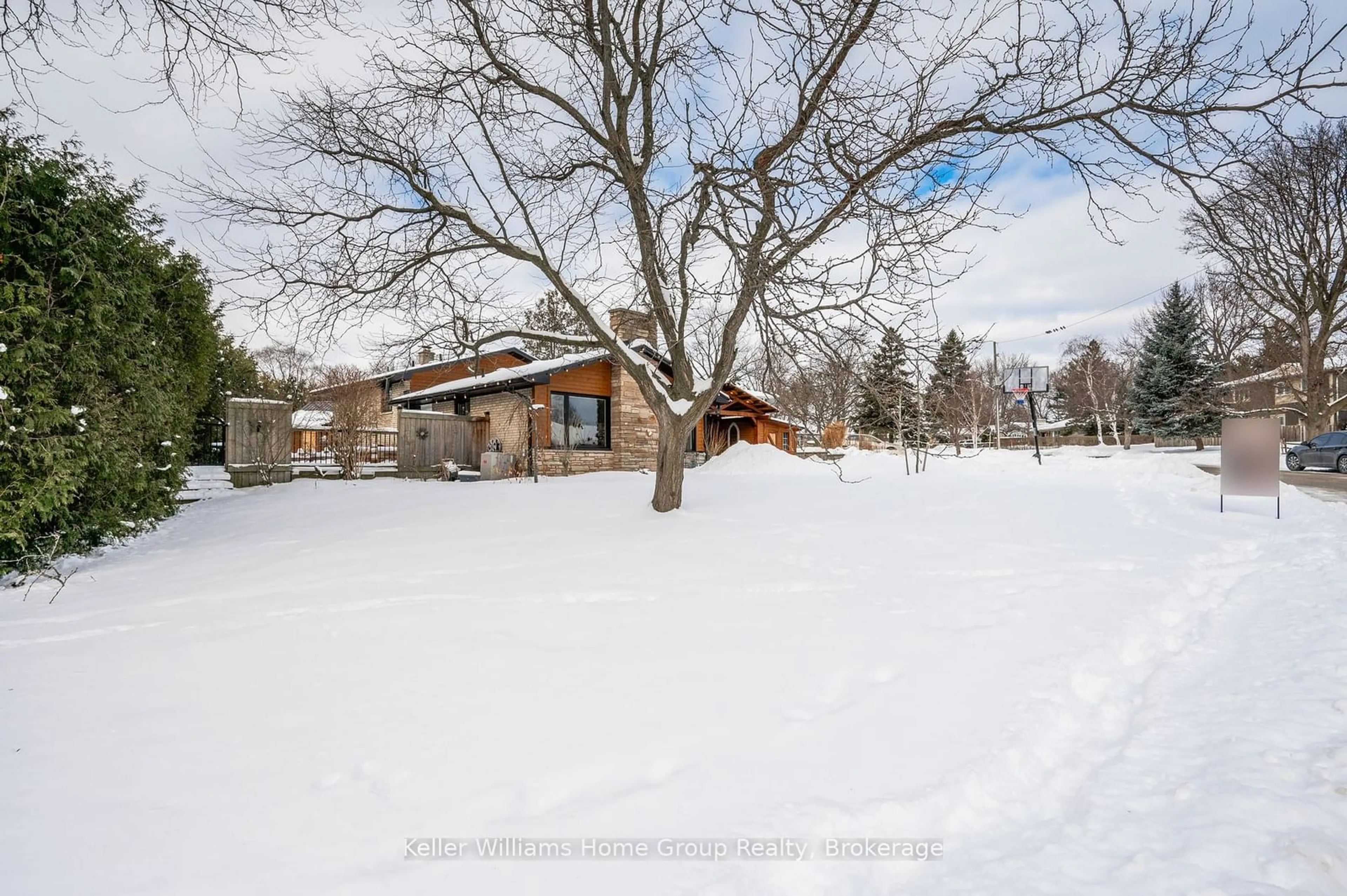 A pic from outside/outdoor area/front of a property/back of a property/a pic from drone, unknown for 1240 Lambeth Rd, Oakville Ontario L6H 2E3