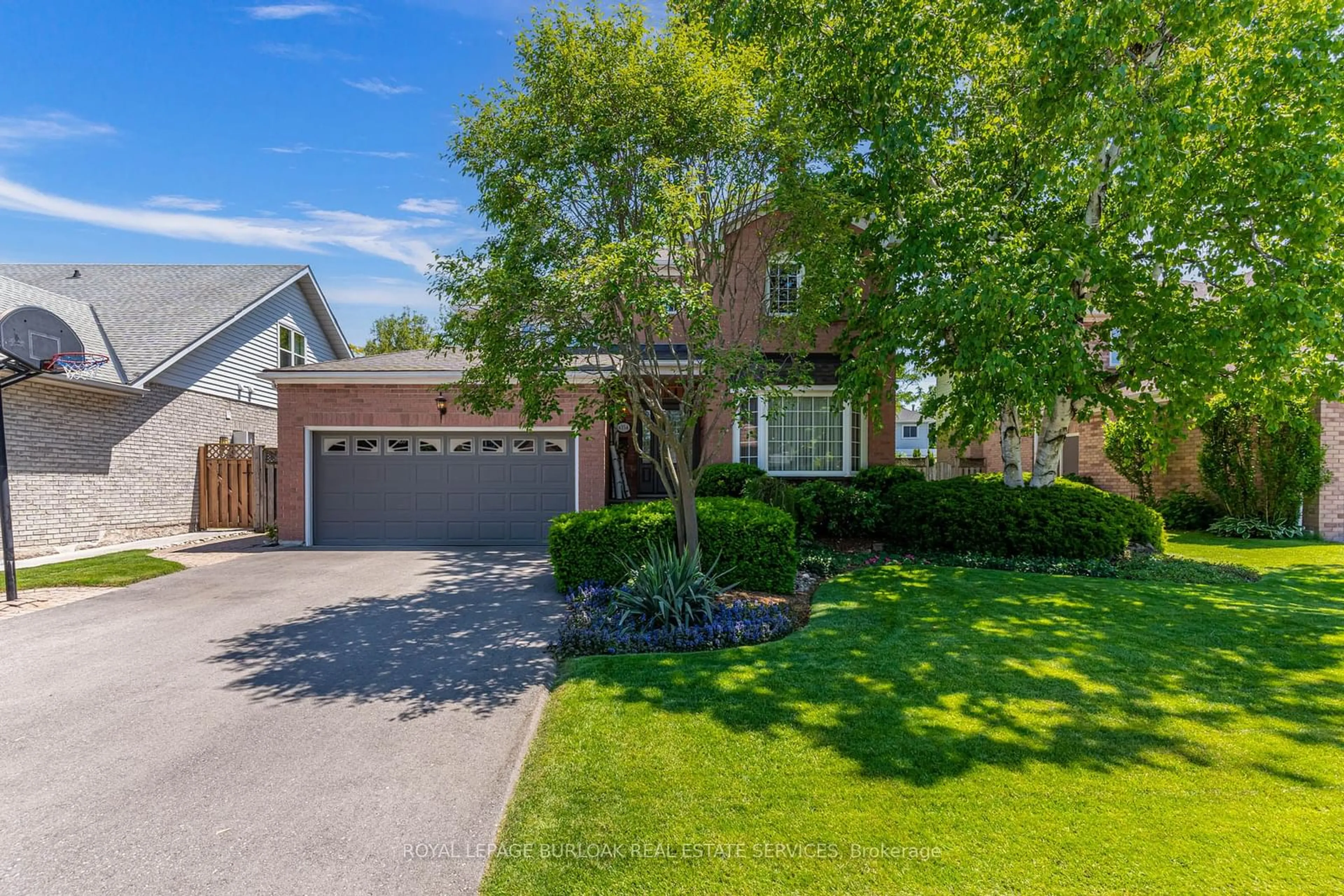 A pic from outside/outdoor area/front of a property/back of a property/a pic from drone, street for 4154 Millcroft Park Dr, Burlington Ontario L7M 3V2