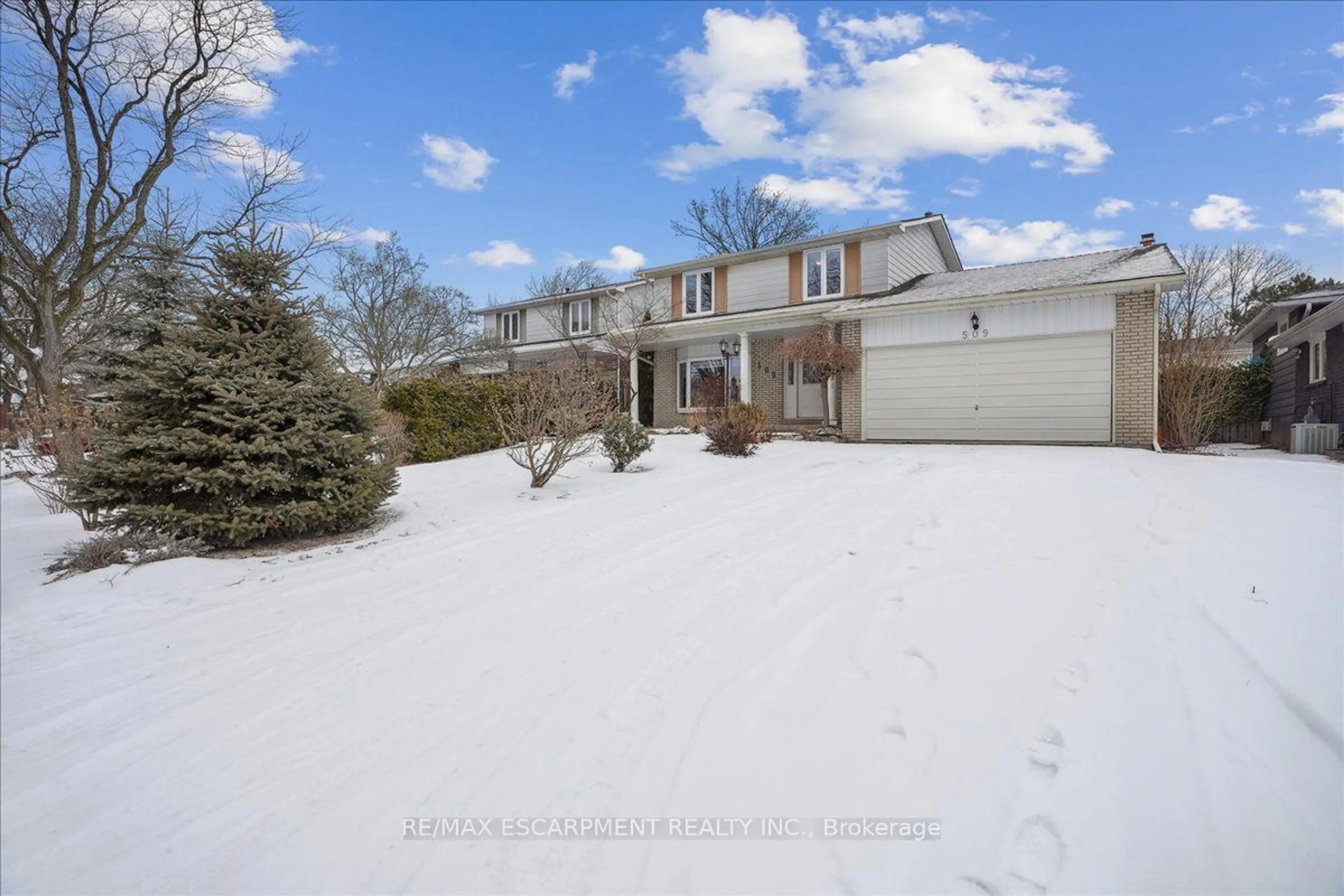 A pic from outside/outdoor area/front of a property/back of a property/a pic from drone, street for 509 Seymour Dr, Oakville Ontario L6L 3K2