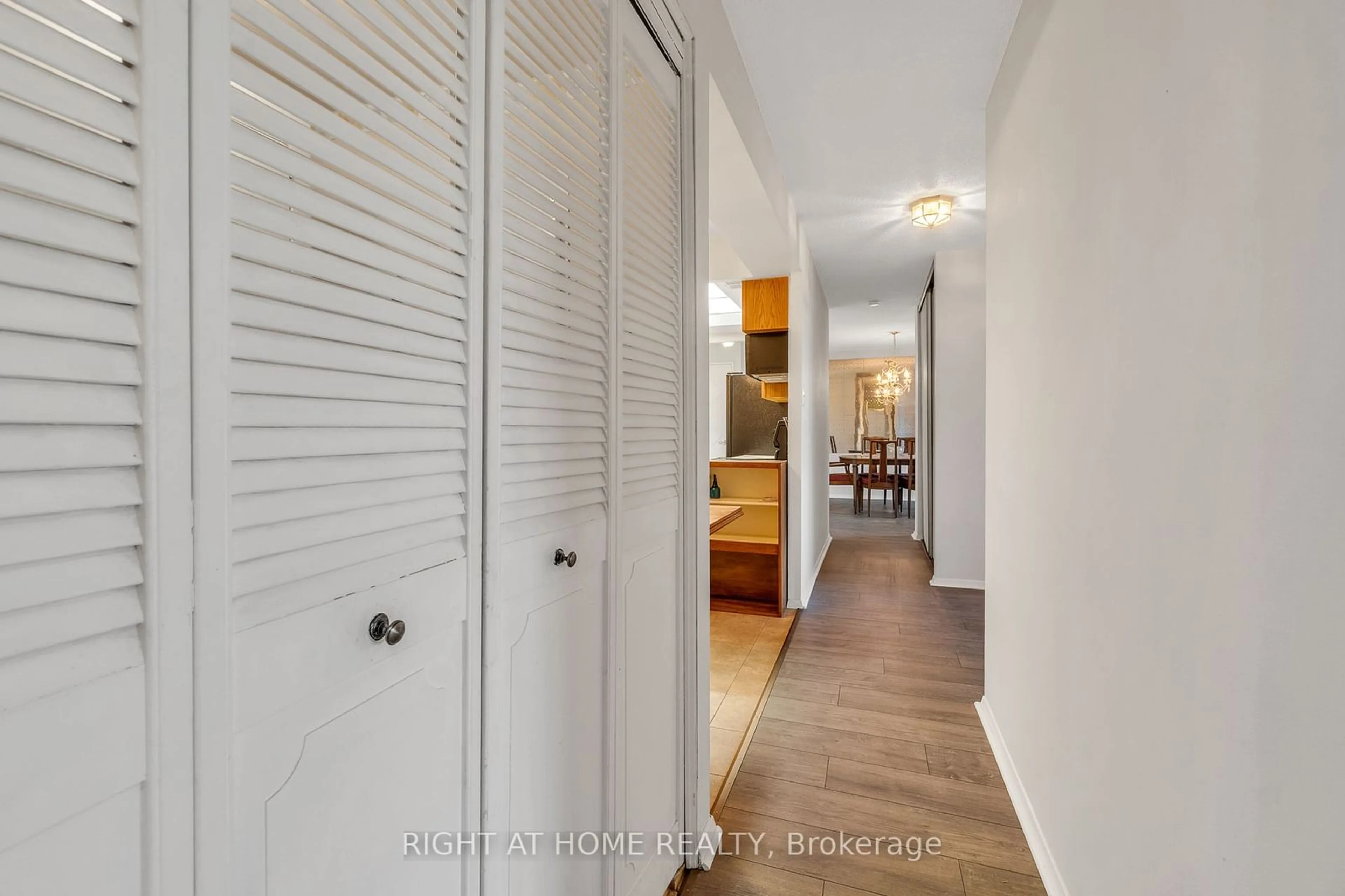 Indoor entryway for 3100 Kirwin Ave #308, Mississauga Ontario L5A 3S6