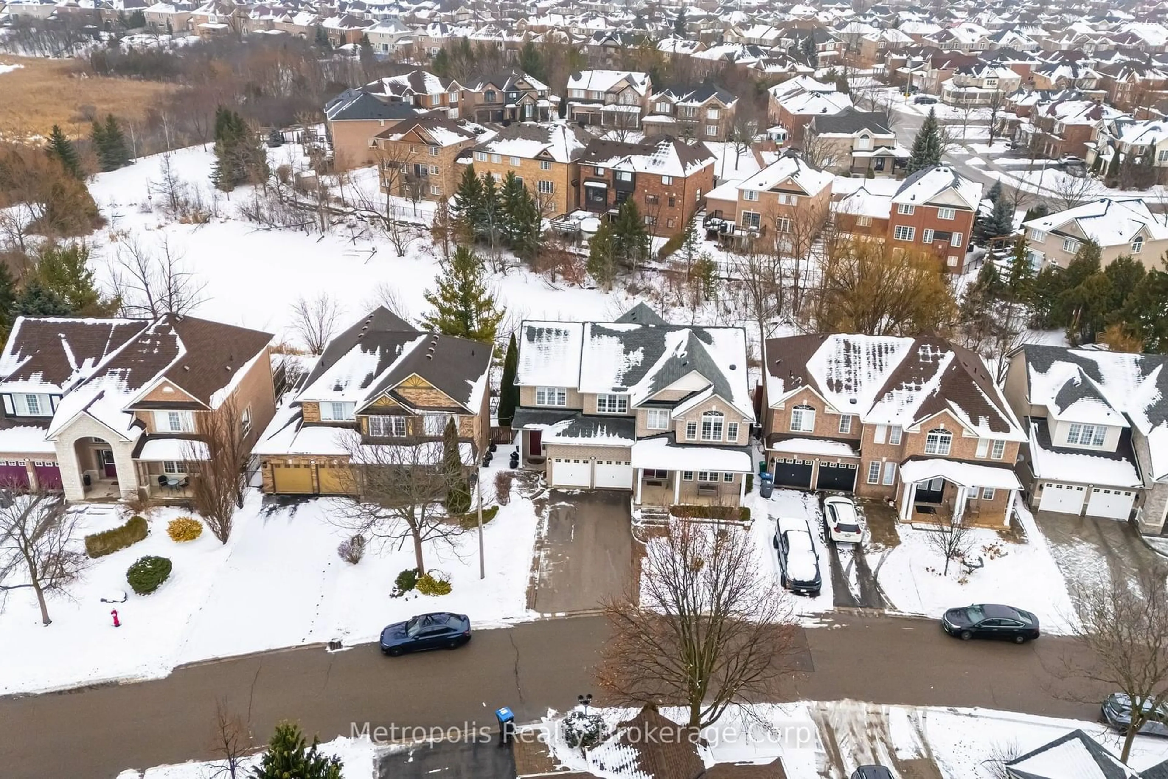 A pic from outside/outdoor area/front of a property/back of a property/a pic from drone, street for 38 Maltby Crt, Brampton Ontario L6P 1A5