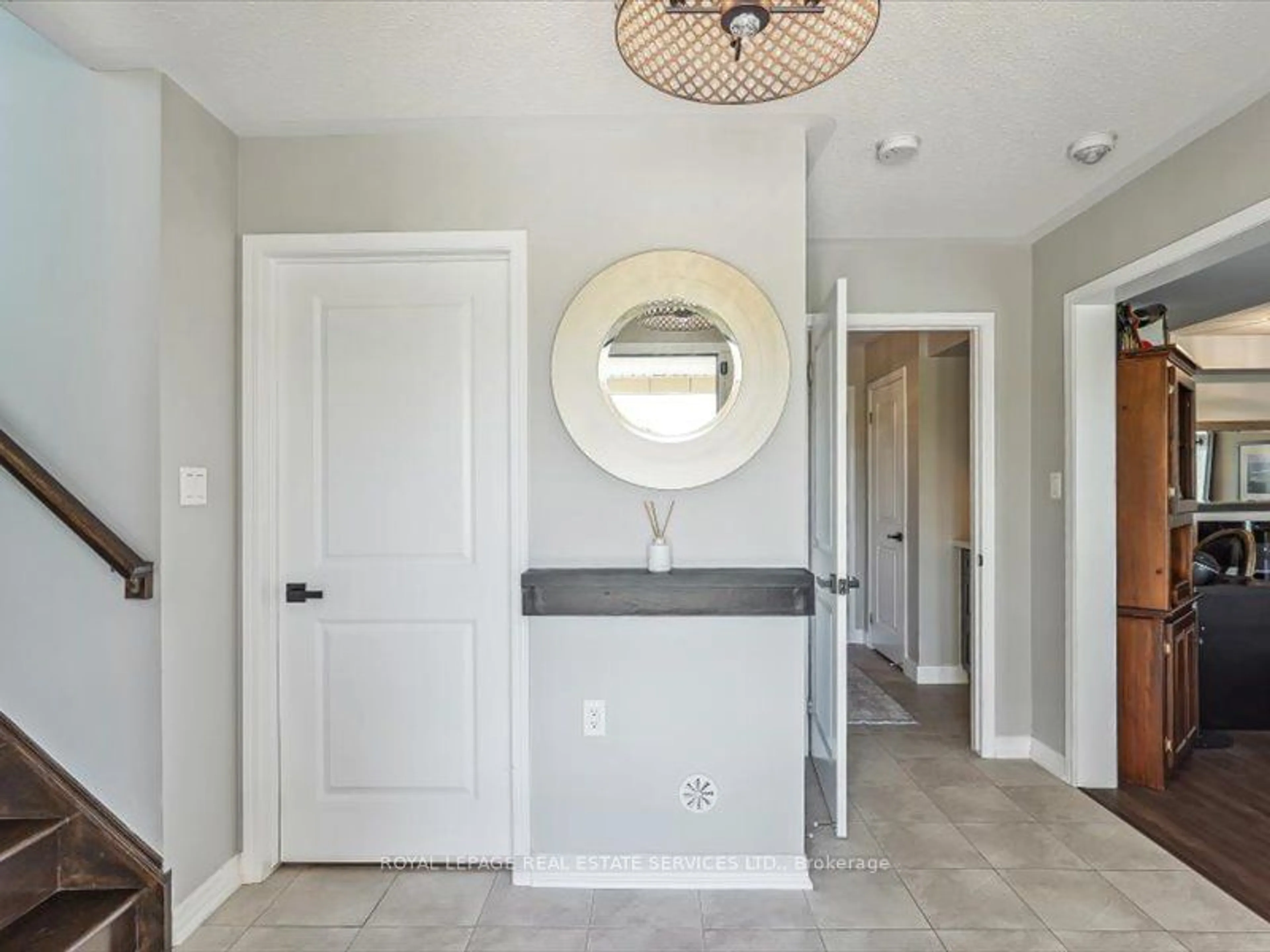 Indoor entryway for 3045 George Savage Ave #3, Oakville Ontario L6M 0Y8