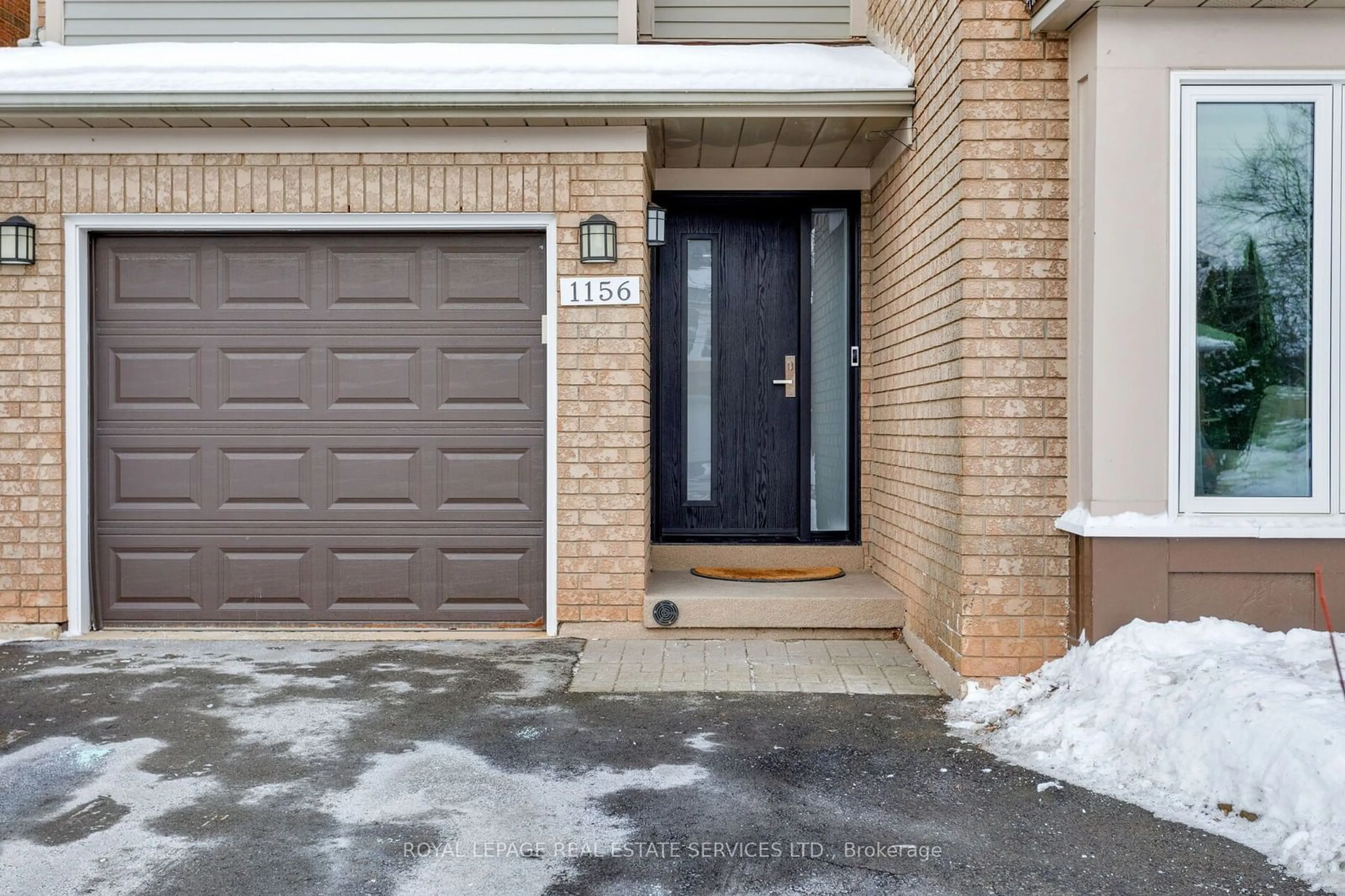 Indoor entryway for 1156 Glen Valley Rd, Oakville Ontario L6M 3K6