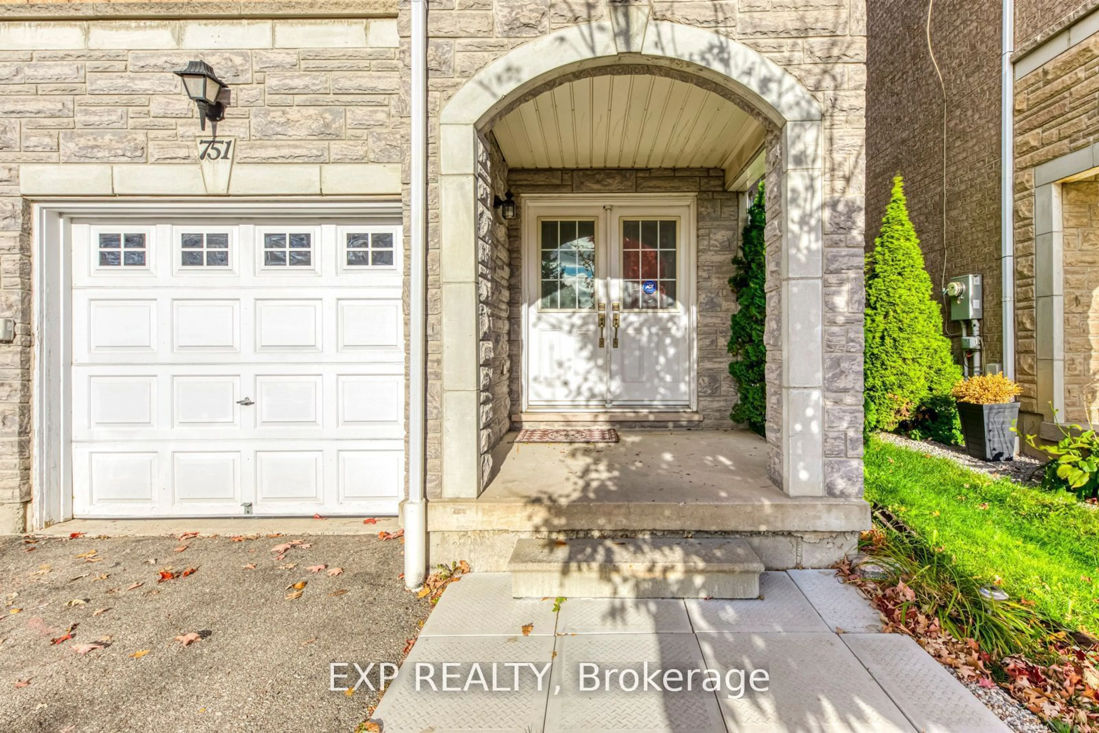 Indoor entryway for 751 Candlestick Circ, Mississauga Ontario L4Z 0B2