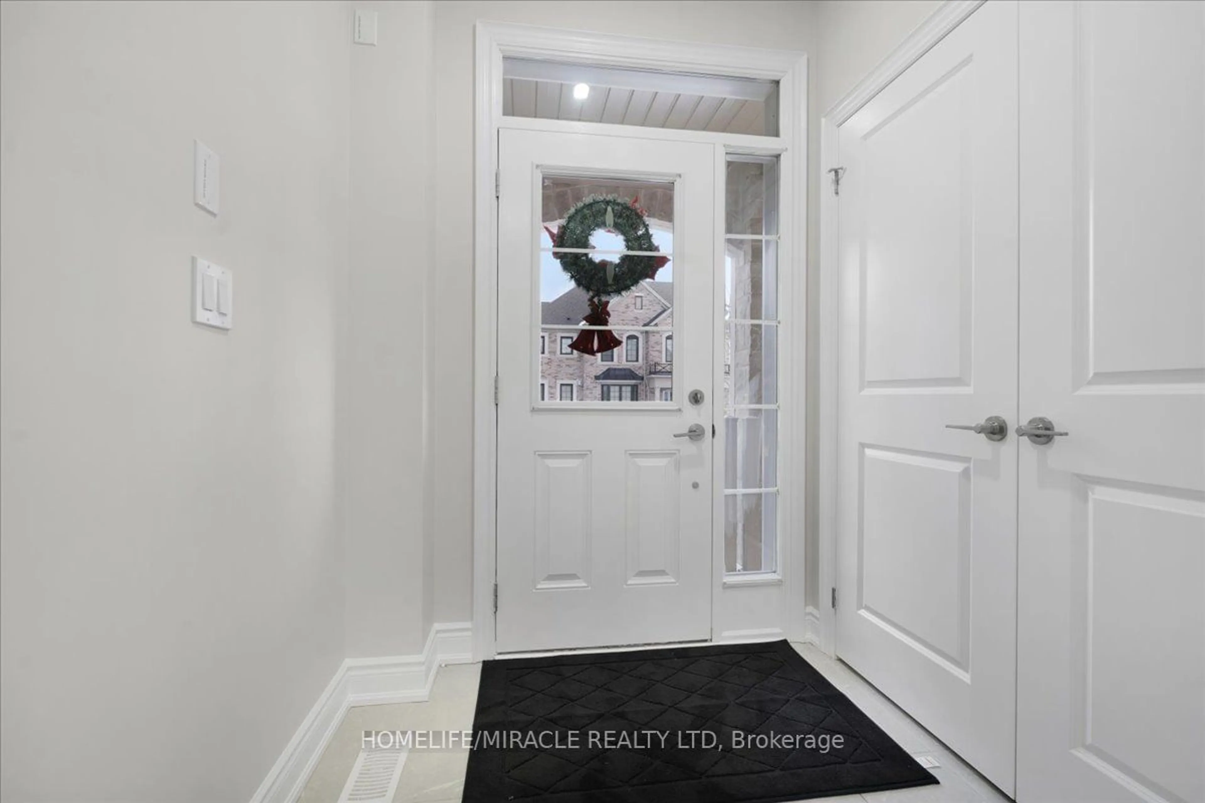 Indoor entryway for 40 Fordham Rd, Brampton Ontario L6Y 6K2