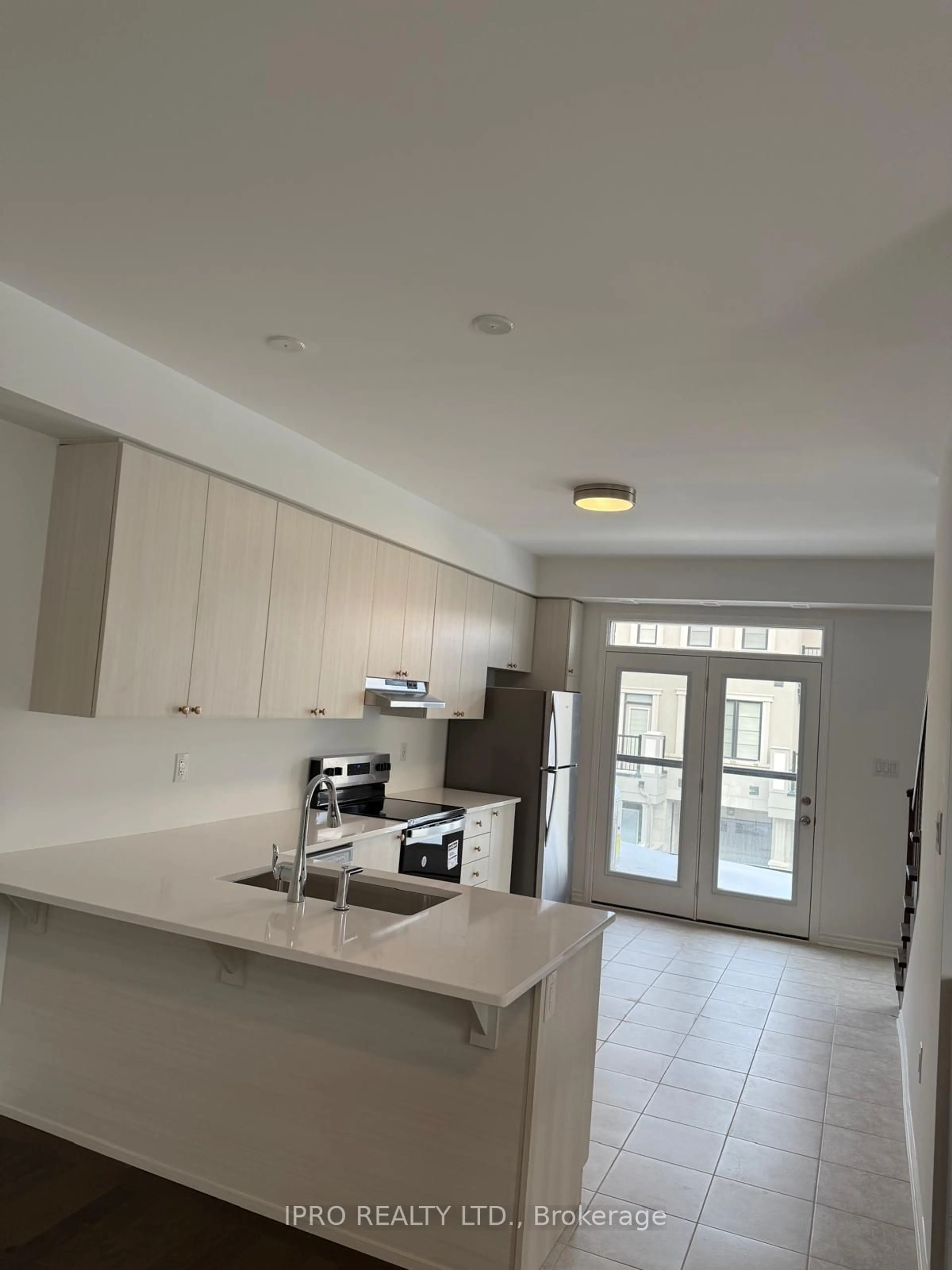 Open concept kitchen, ceramic/tile floor for 5100 Vetere St, Mississauga Ontario L5M 2S8