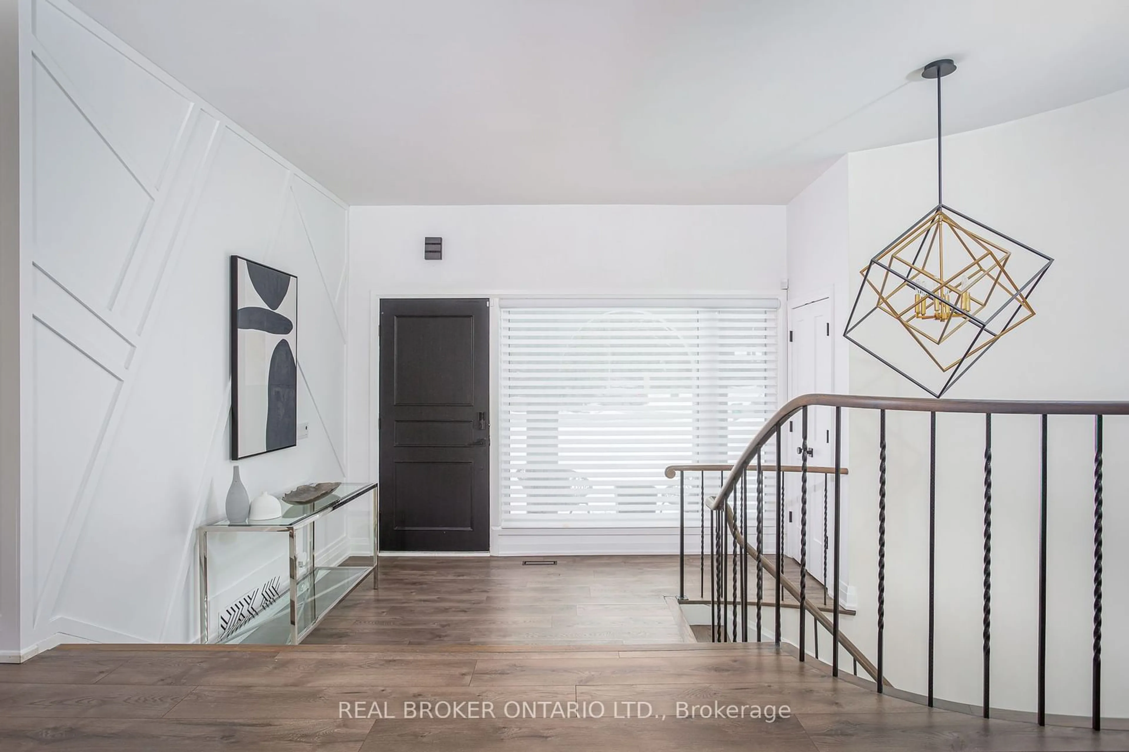 Indoor entryway for 2204 Shardawn Mews, Mississauga Ontario L5C 1W5