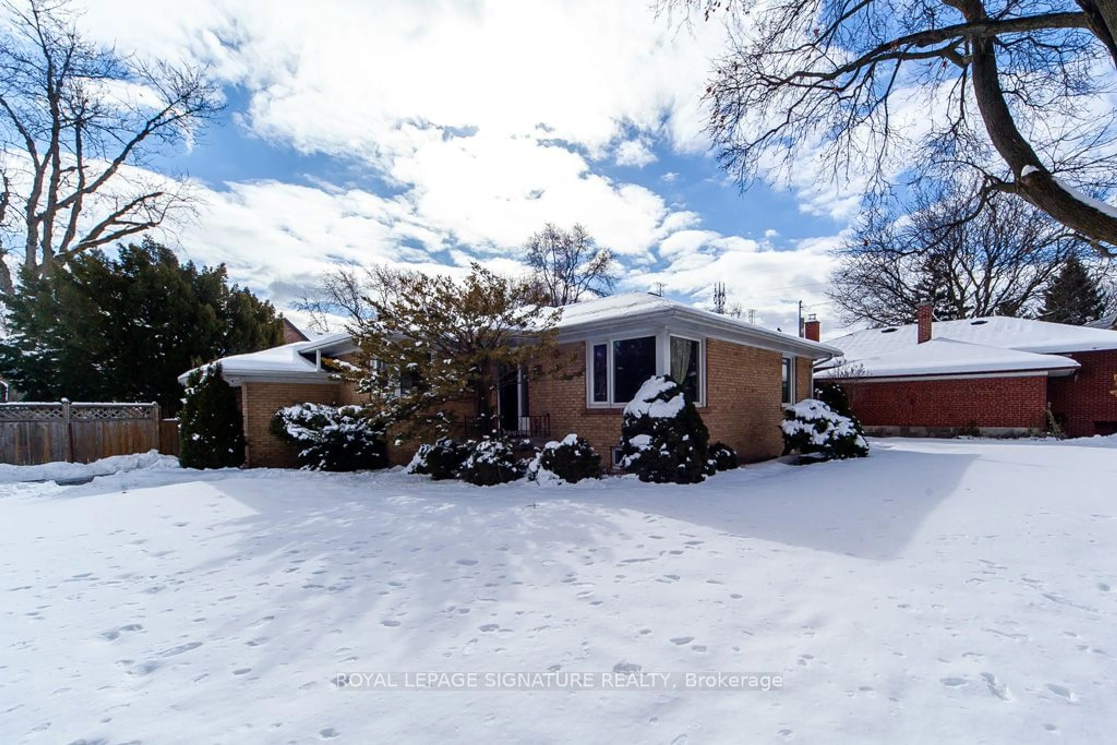 A pic from outside/outdoor area/front of a property/back of a property/a pic from drone, street for 34 Appledale Rd, Toronto Ontario M9B 5G4