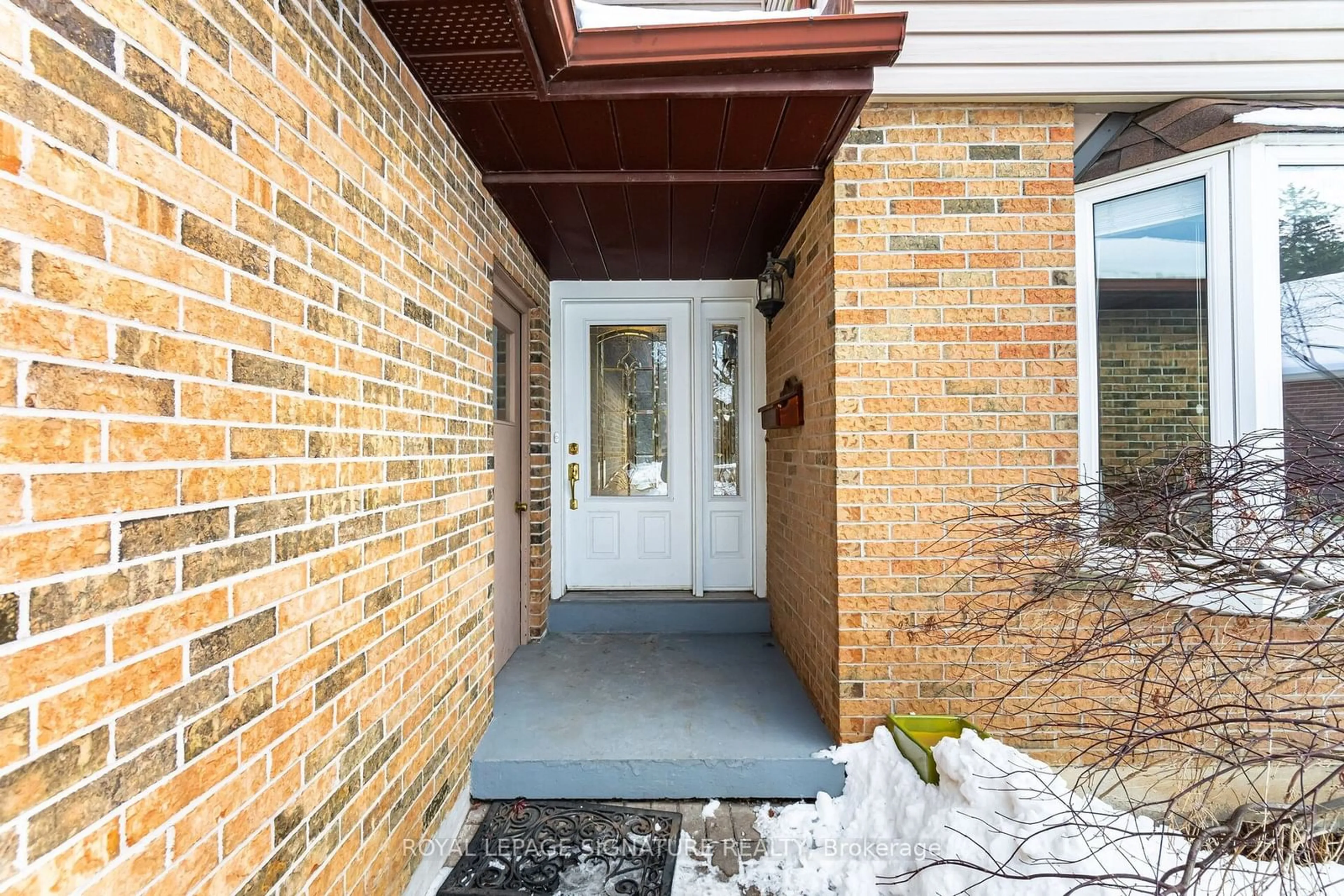 Indoor entryway for 1718 Hollow Oak Terr, Mississauga Ontario L5J 4N3