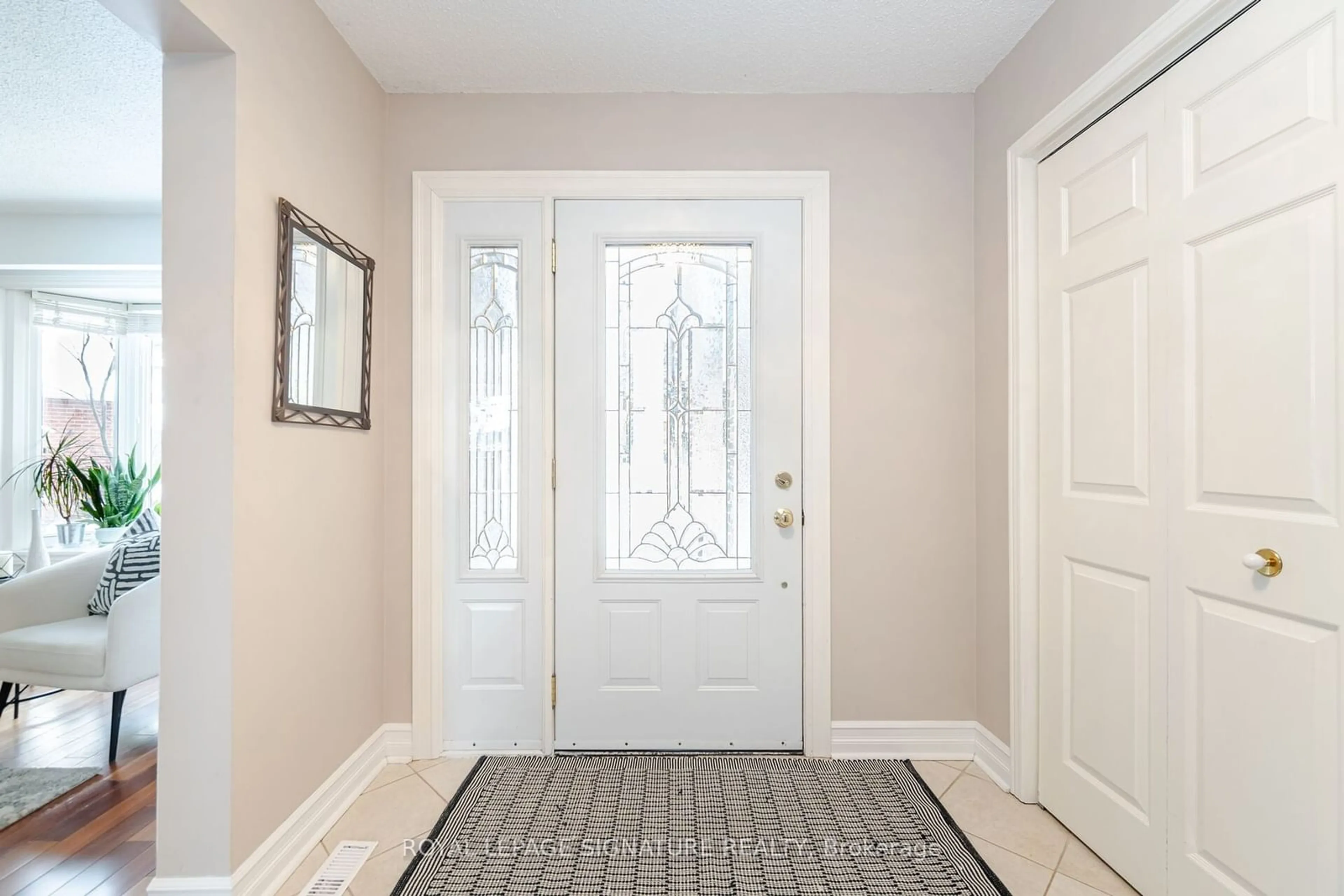 Indoor entryway for 1718 Hollow Oak Terr, Mississauga Ontario L5J 4N3