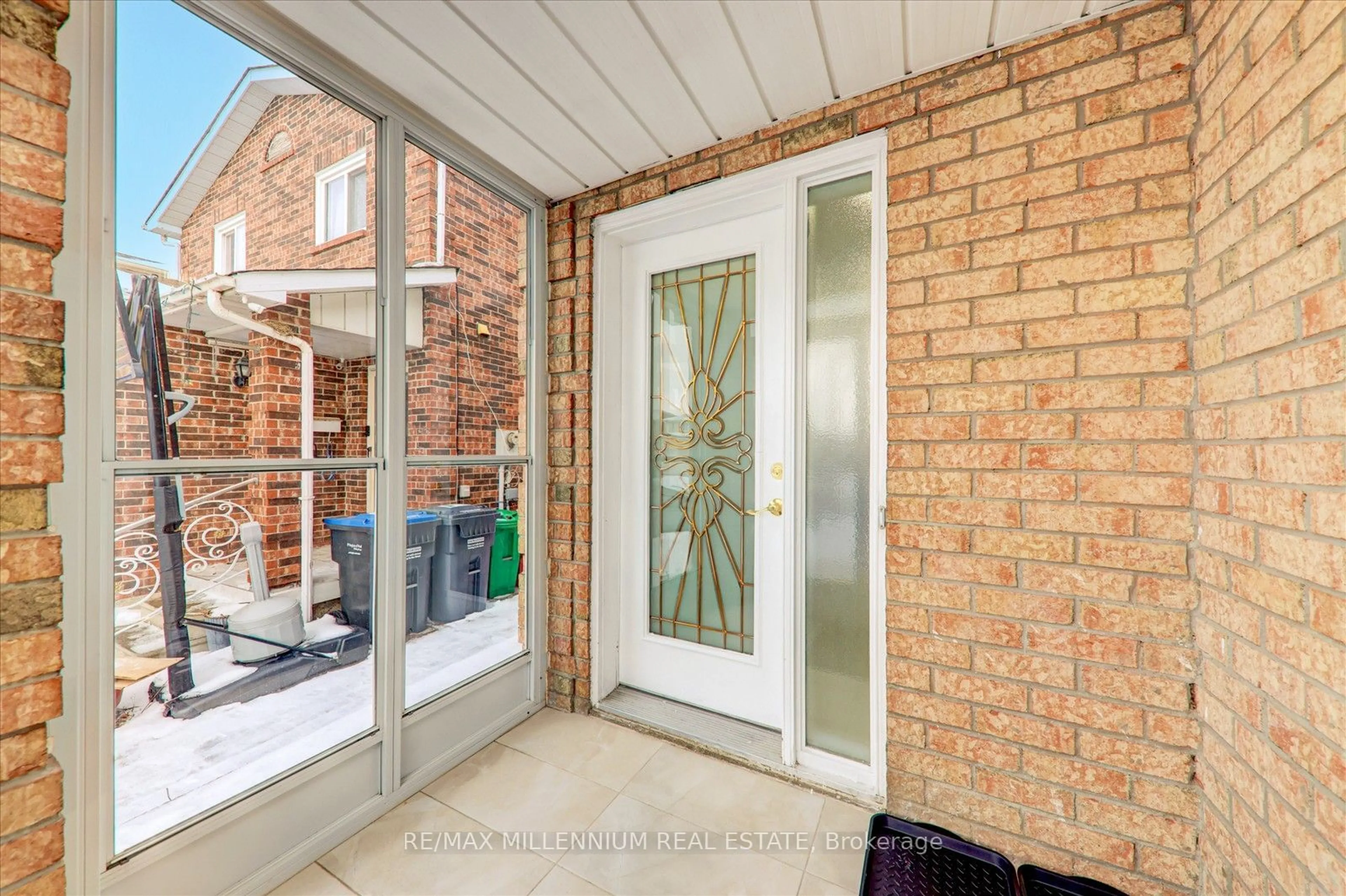 Indoor entryway for 13 Ebby Ave, Brampton Ontario L6Z 3S9