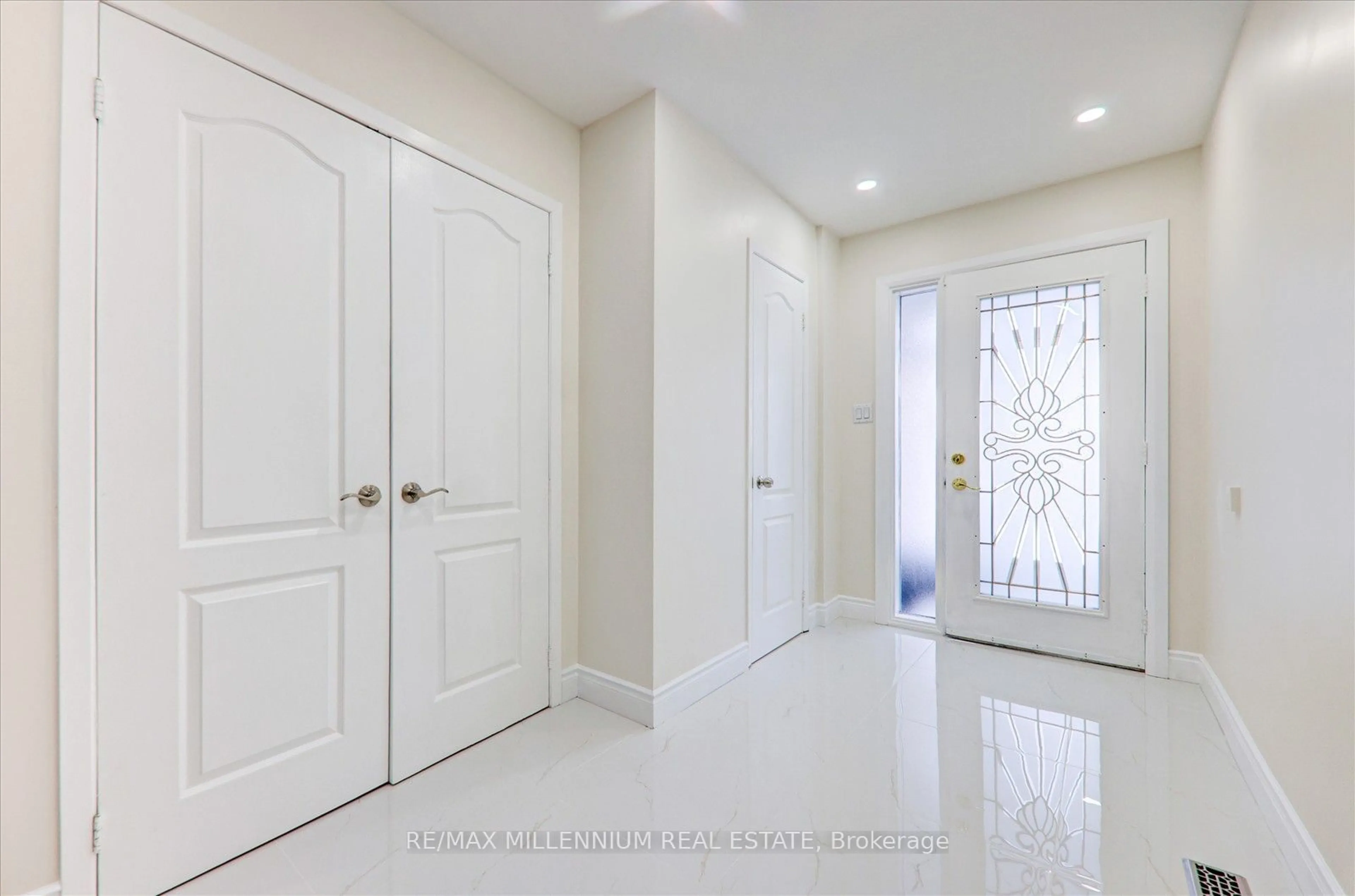 Indoor entryway for 13 Ebby Ave, Brampton Ontario L6Z 3S9