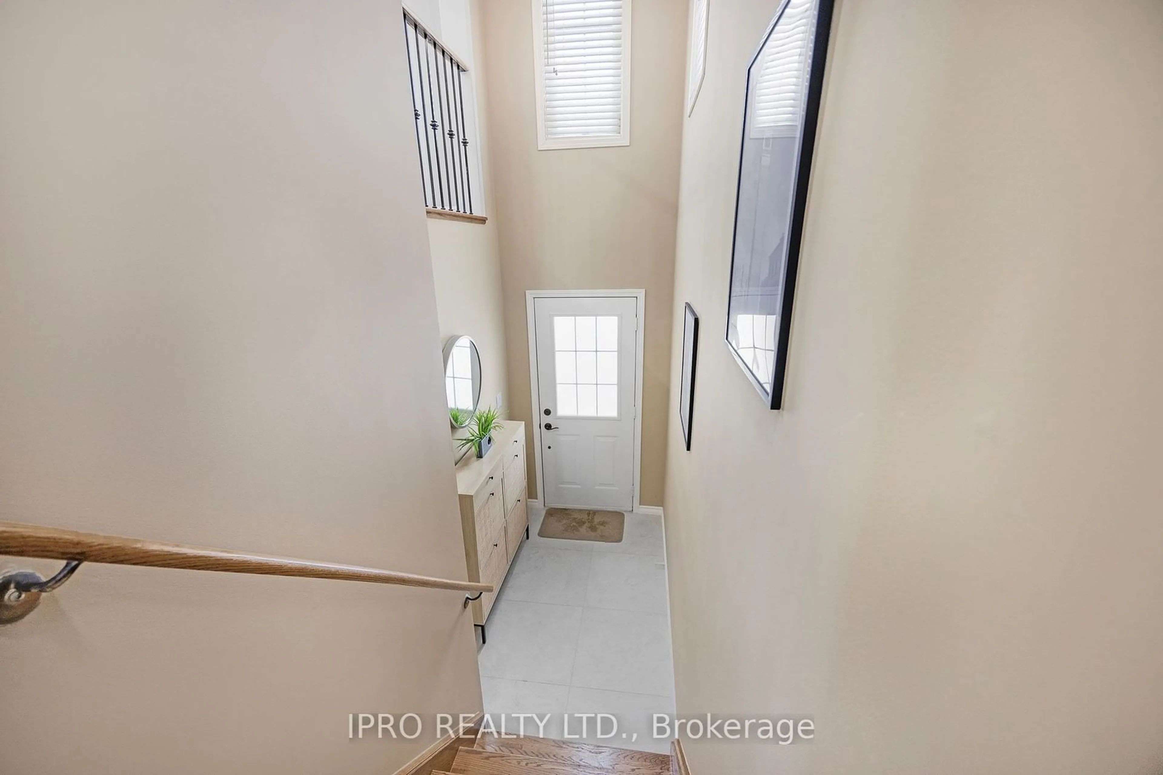 Indoor entryway for 3030 Breakwater Crt #22, Mississauga Ontario L5B 4N8