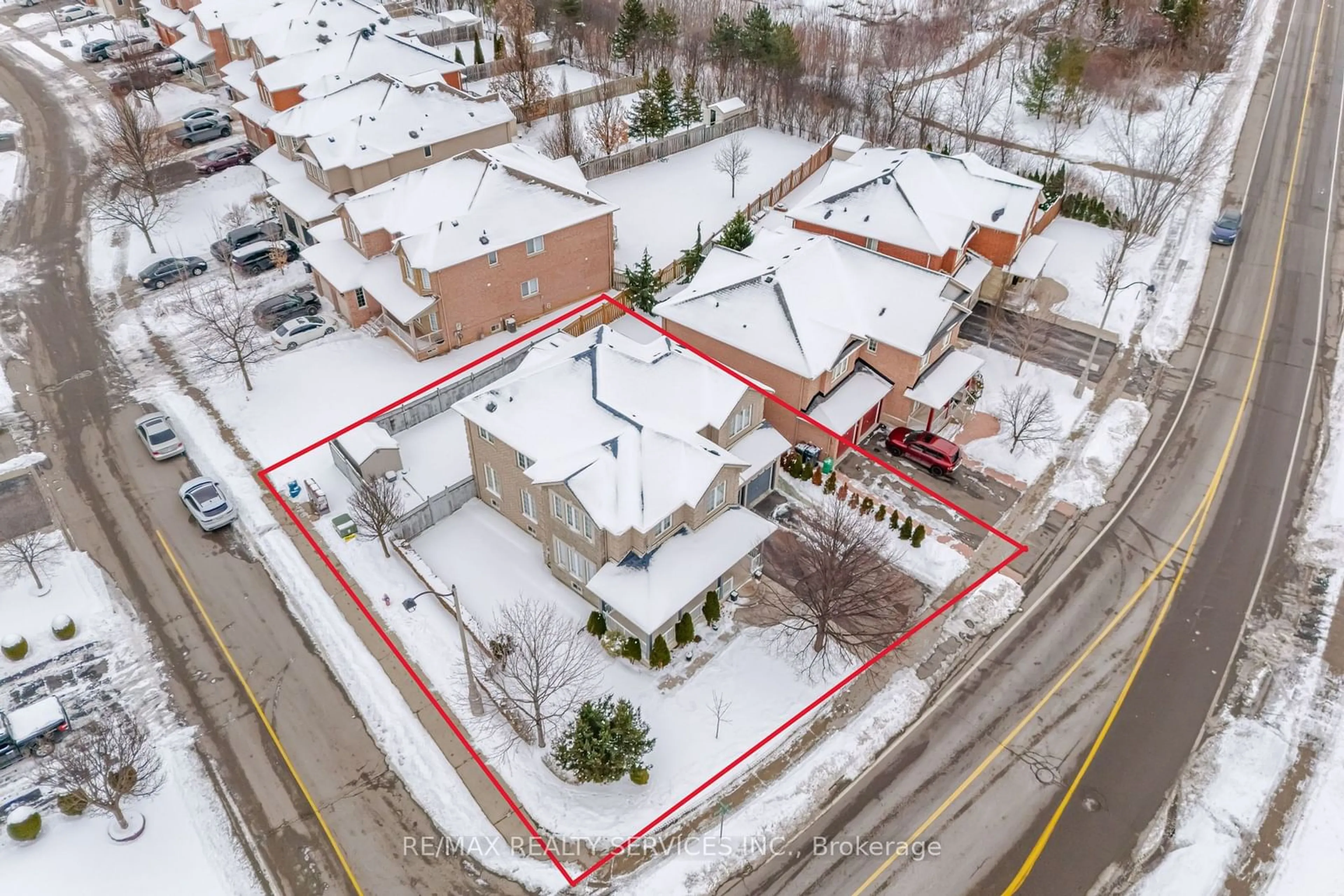 A pic from outside/outdoor area/front of a property/back of a property/a pic from drone, street for 185 Mountainash Rd, Brampton Ontario L6R 3G8