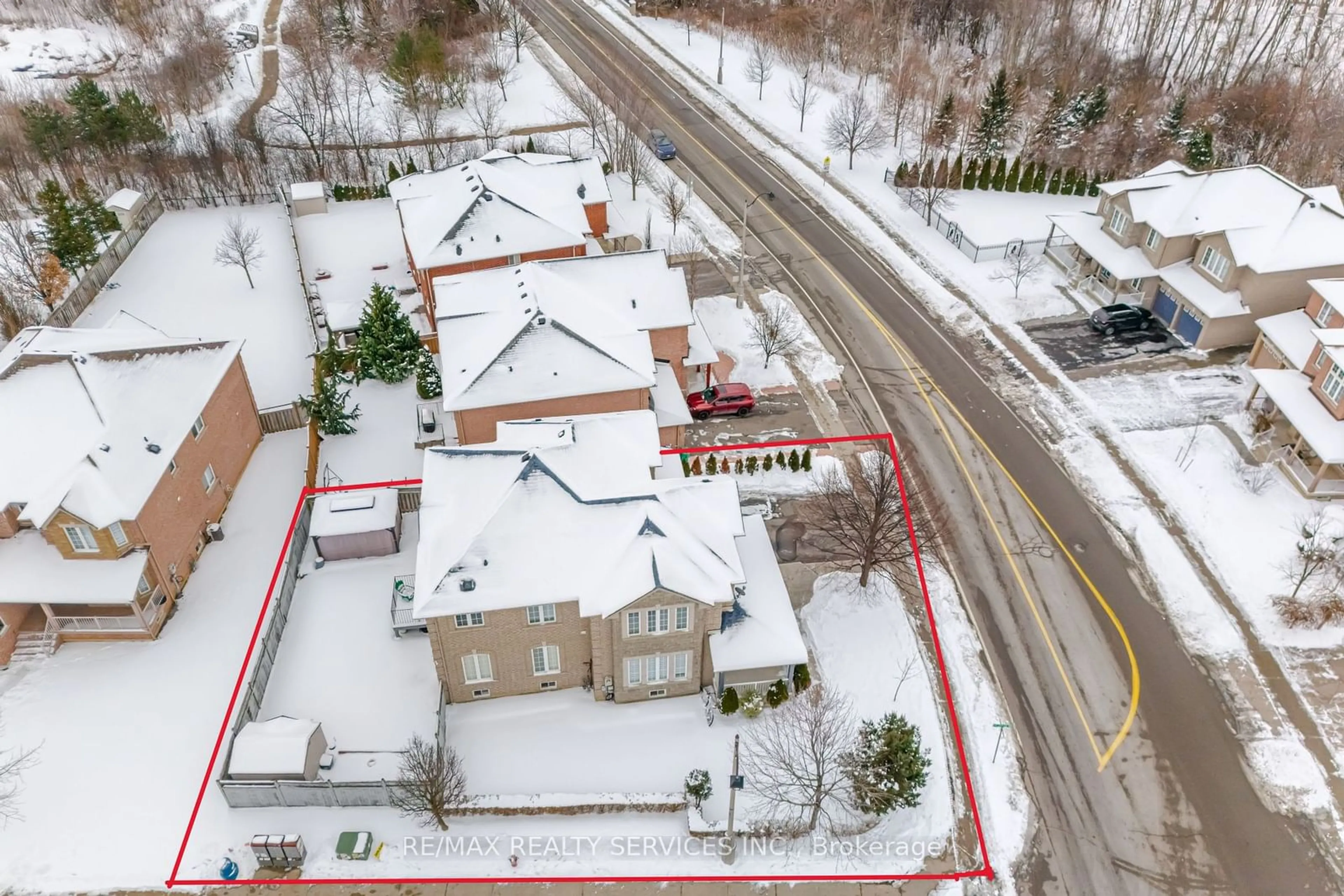 A pic from outside/outdoor area/front of a property/back of a property/a pic from drone, street for 185 Mountainash Rd, Brampton Ontario L6R 3G8