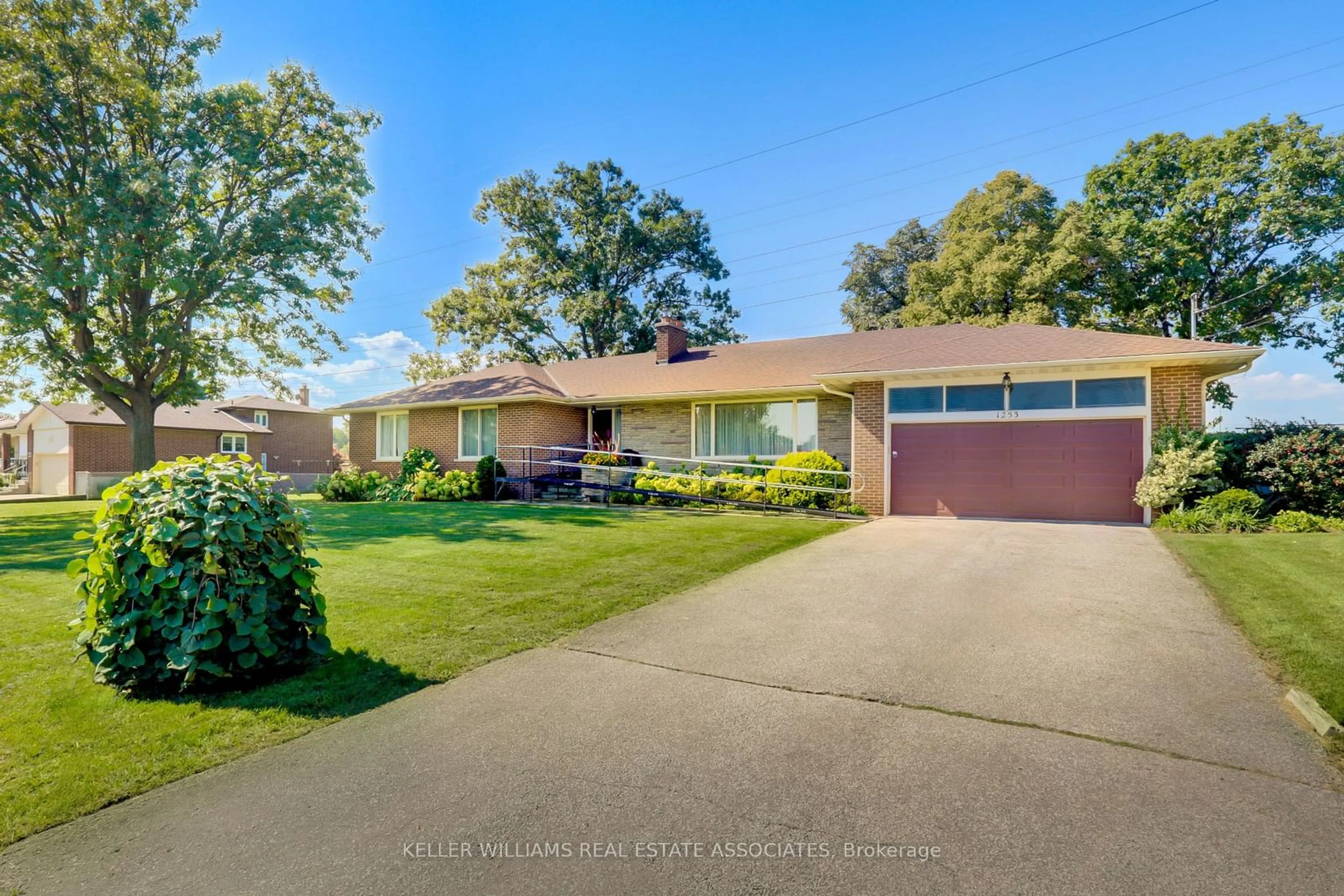 A pic from outside/outdoor area/front of a property/back of a property/a pic from drone, street for 1253 Melton Dr, Mississauga Ontario L4Y 1L6