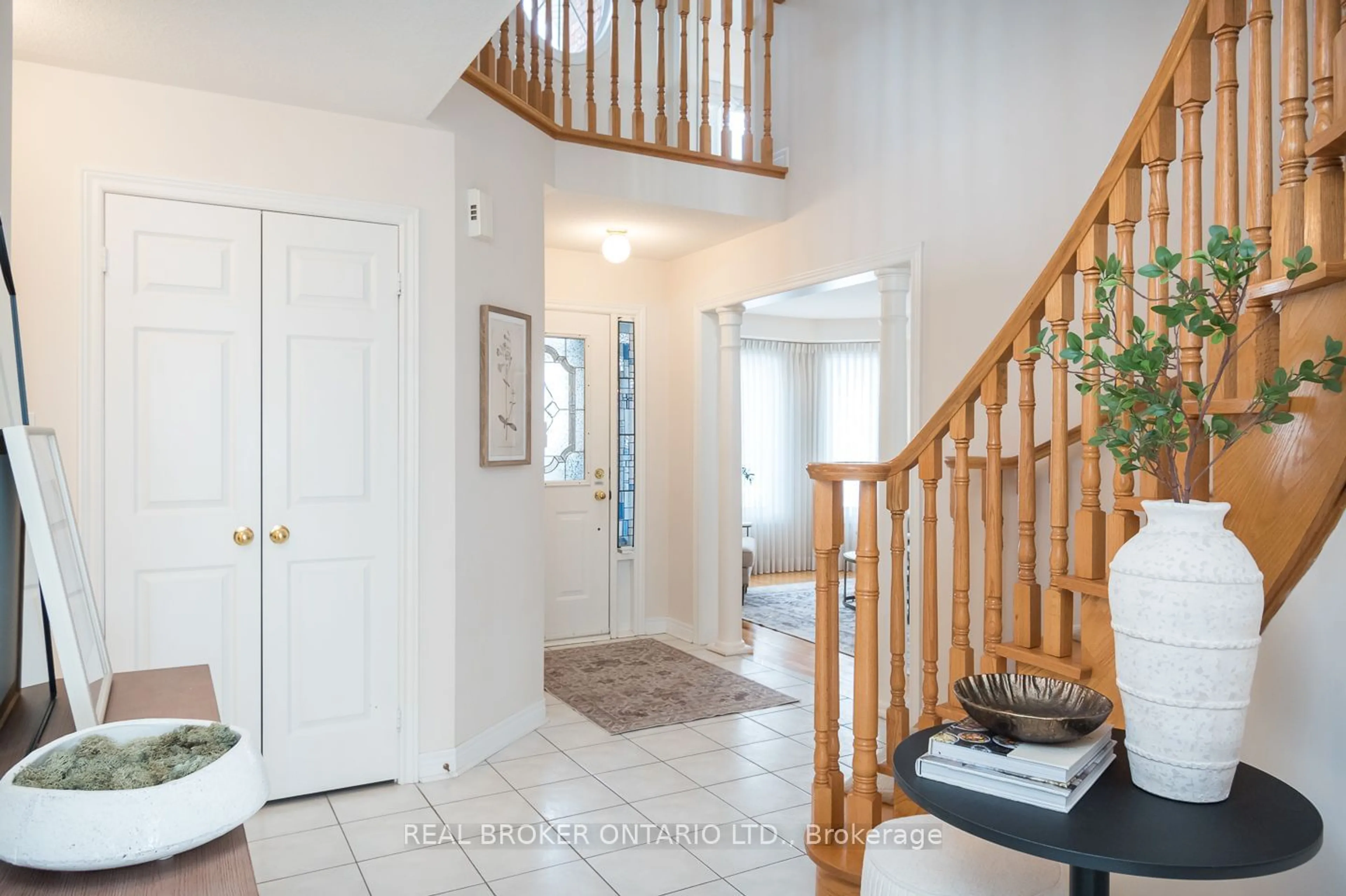 Indoor entryway for 36 Red Maple Lane, Oakville Ontario L6H 6C4