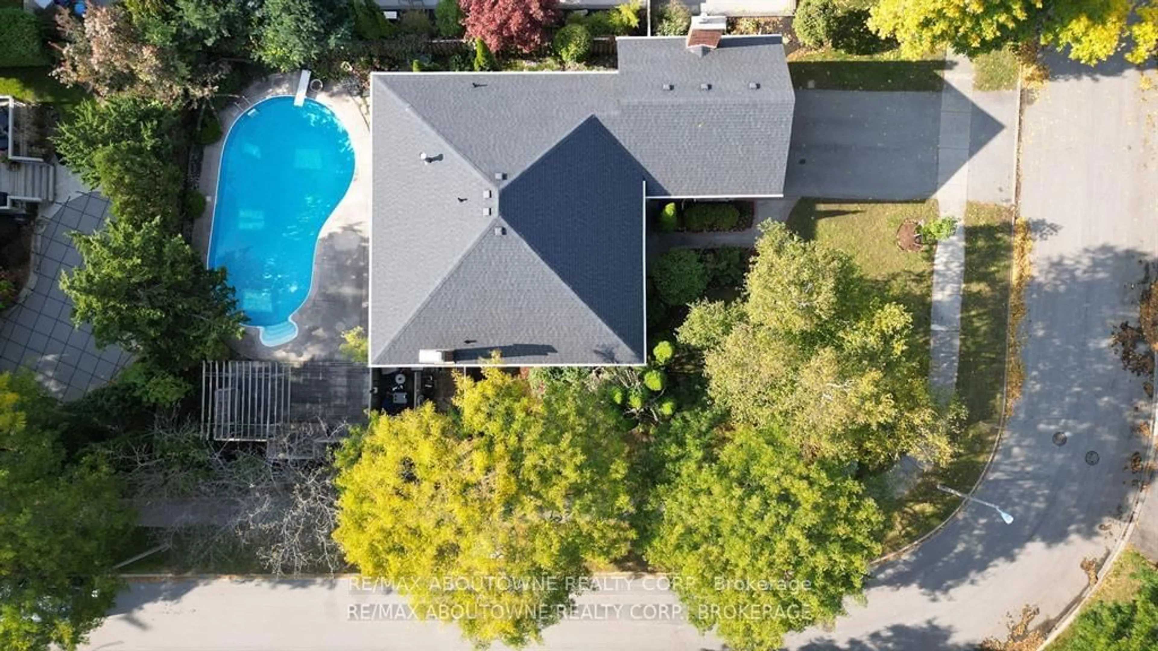 A pic from outside/outdoor area/front of a property/back of a property/a pic from drone, street for 398 Barclay Cres, Oakville Ontario L6J 6H9