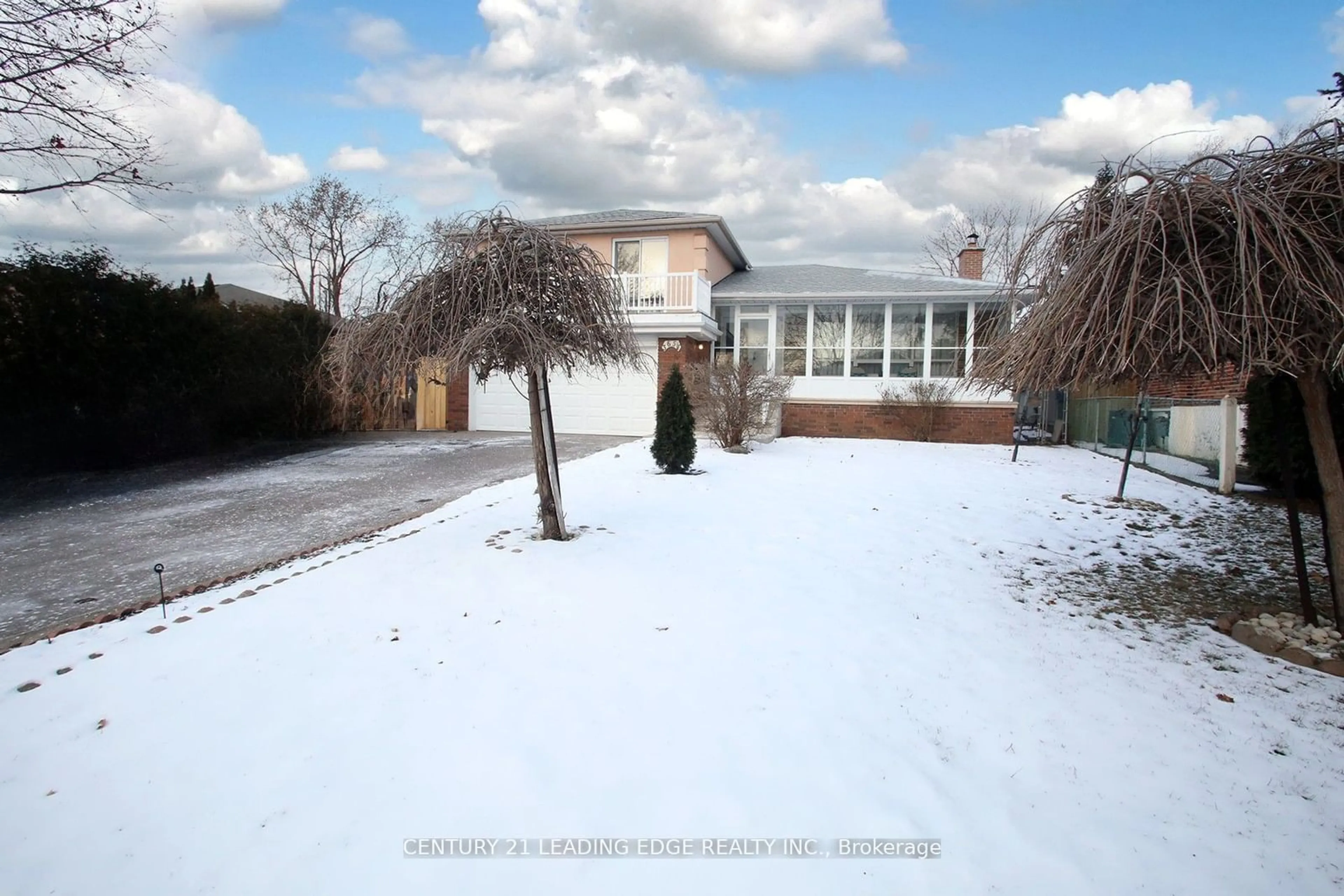 A pic from outside/outdoor area/front of a property/back of a property/a pic from drone, street for 3651 Broomhill Cres, Mississauga Ontario L4Y 3N5