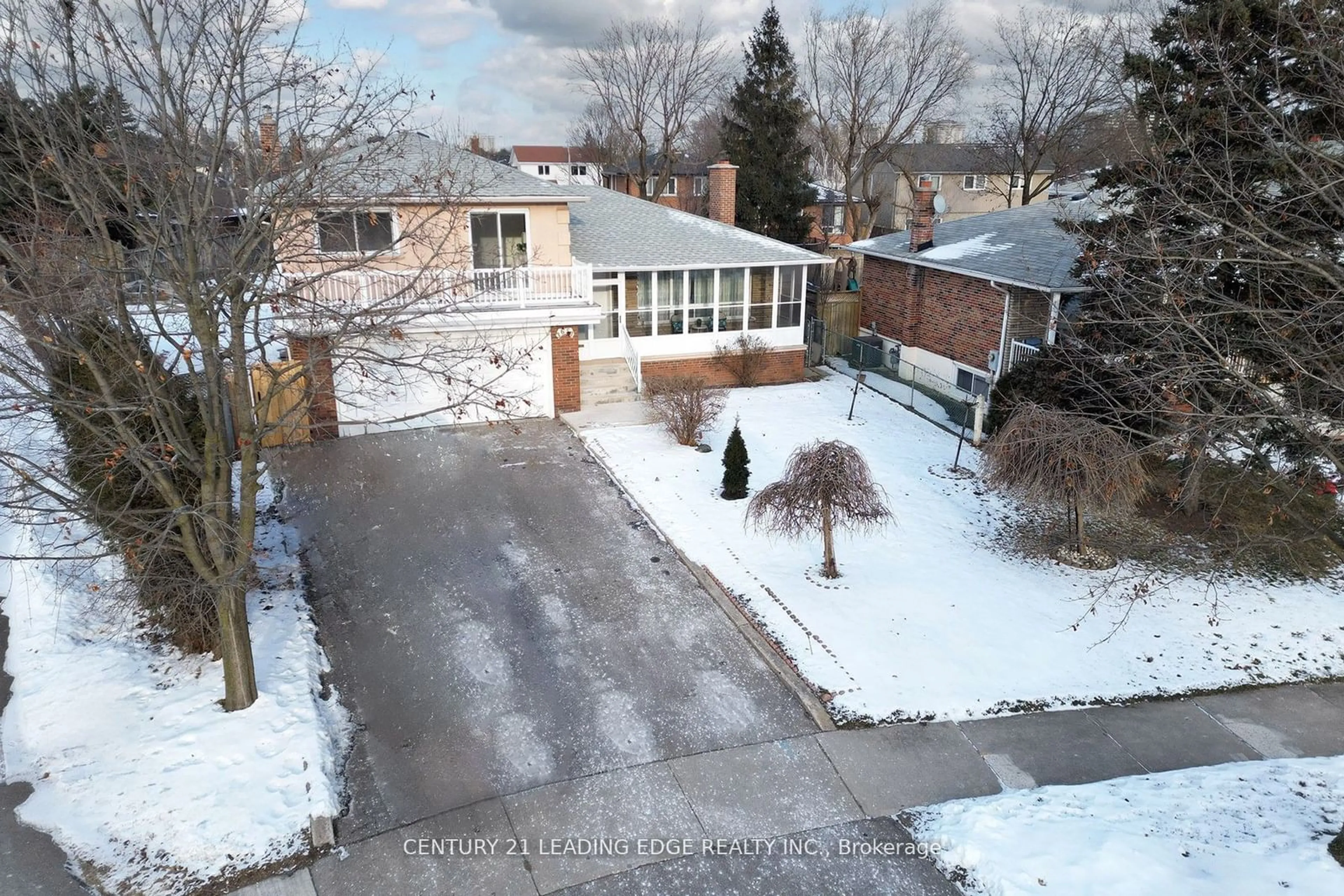 A pic from outside/outdoor area/front of a property/back of a property/a pic from drone, street for 3651 Broomhill Cres, Mississauga Ontario L4Y 3N5