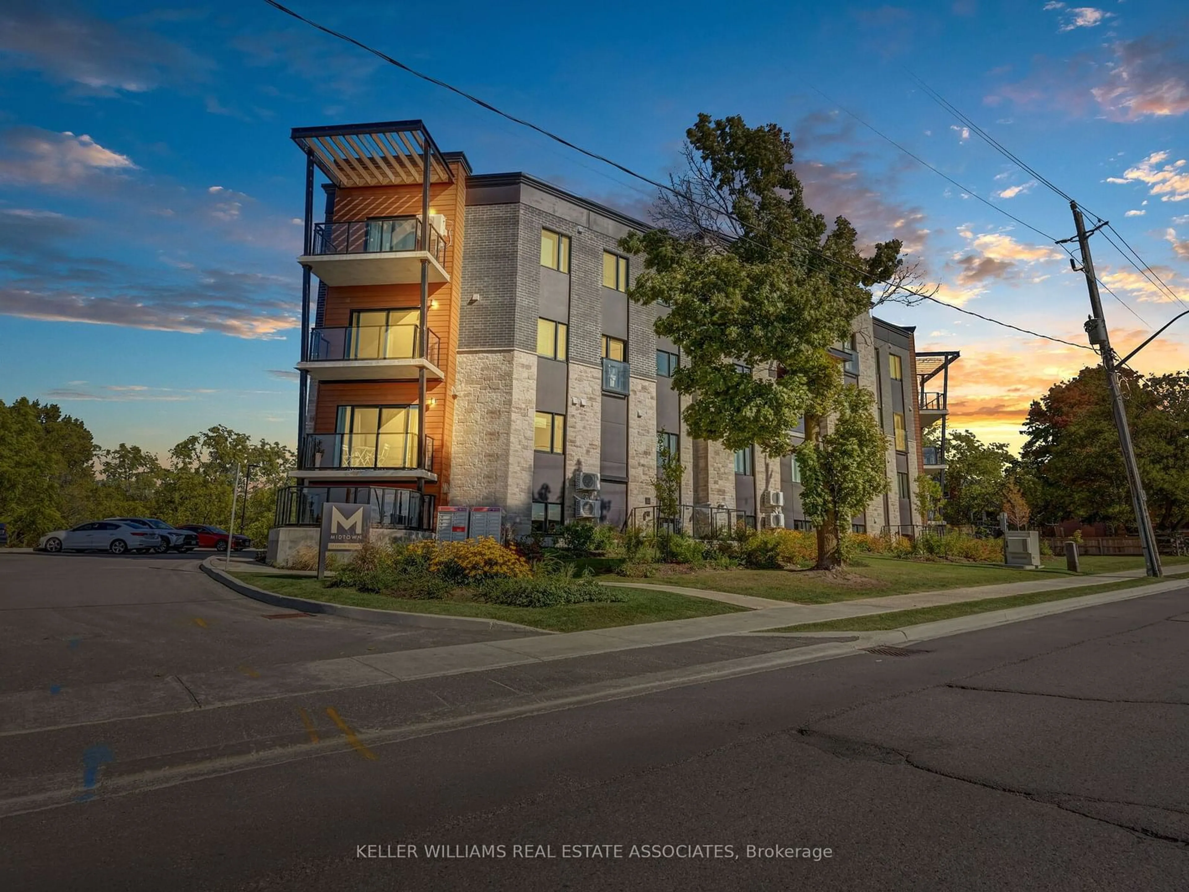 A pic from outside/outdoor area/front of a property/back of a property/a pic from drone, building for 17 Centre St #307, Orangeville Ontario L9W 7S6