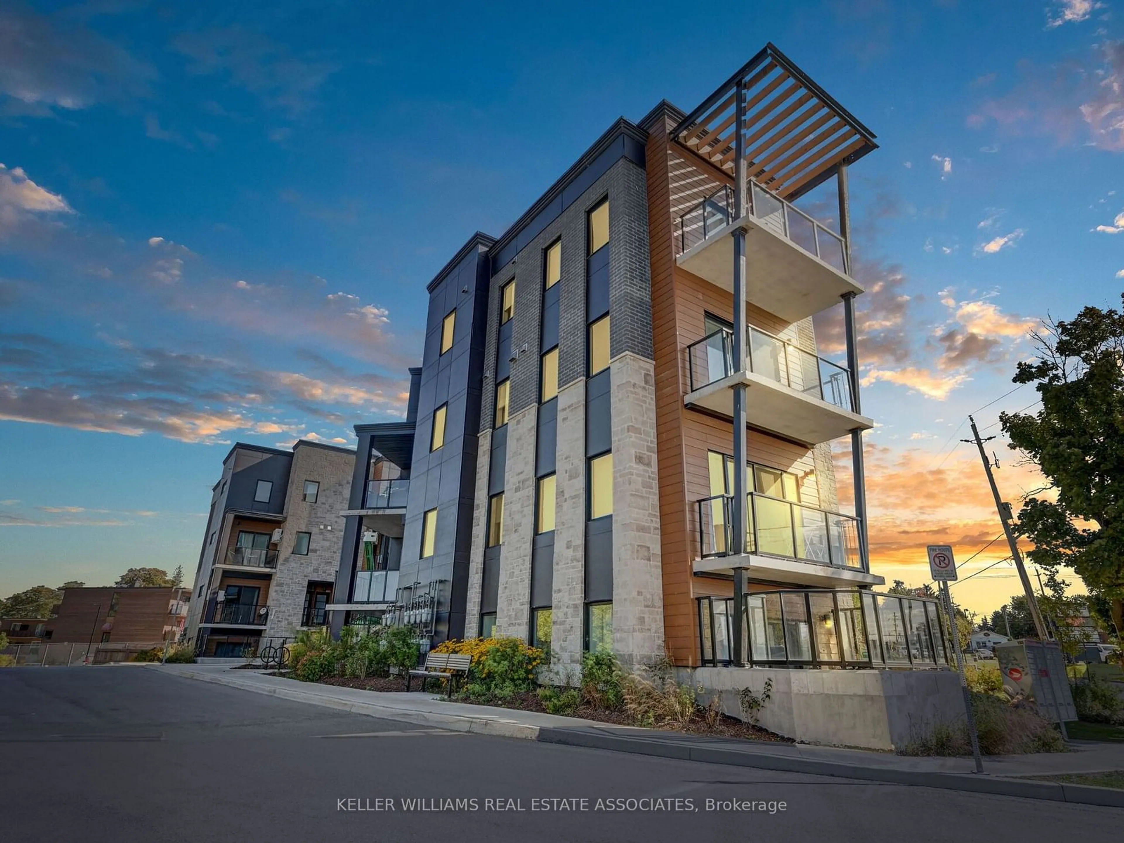 A pic from outside/outdoor area/front of a property/back of a property/a pic from drone, building for 17 Centre St #307, Orangeville Ontario L9W 7S6