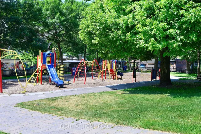 Primary image of 1995 Dundas St