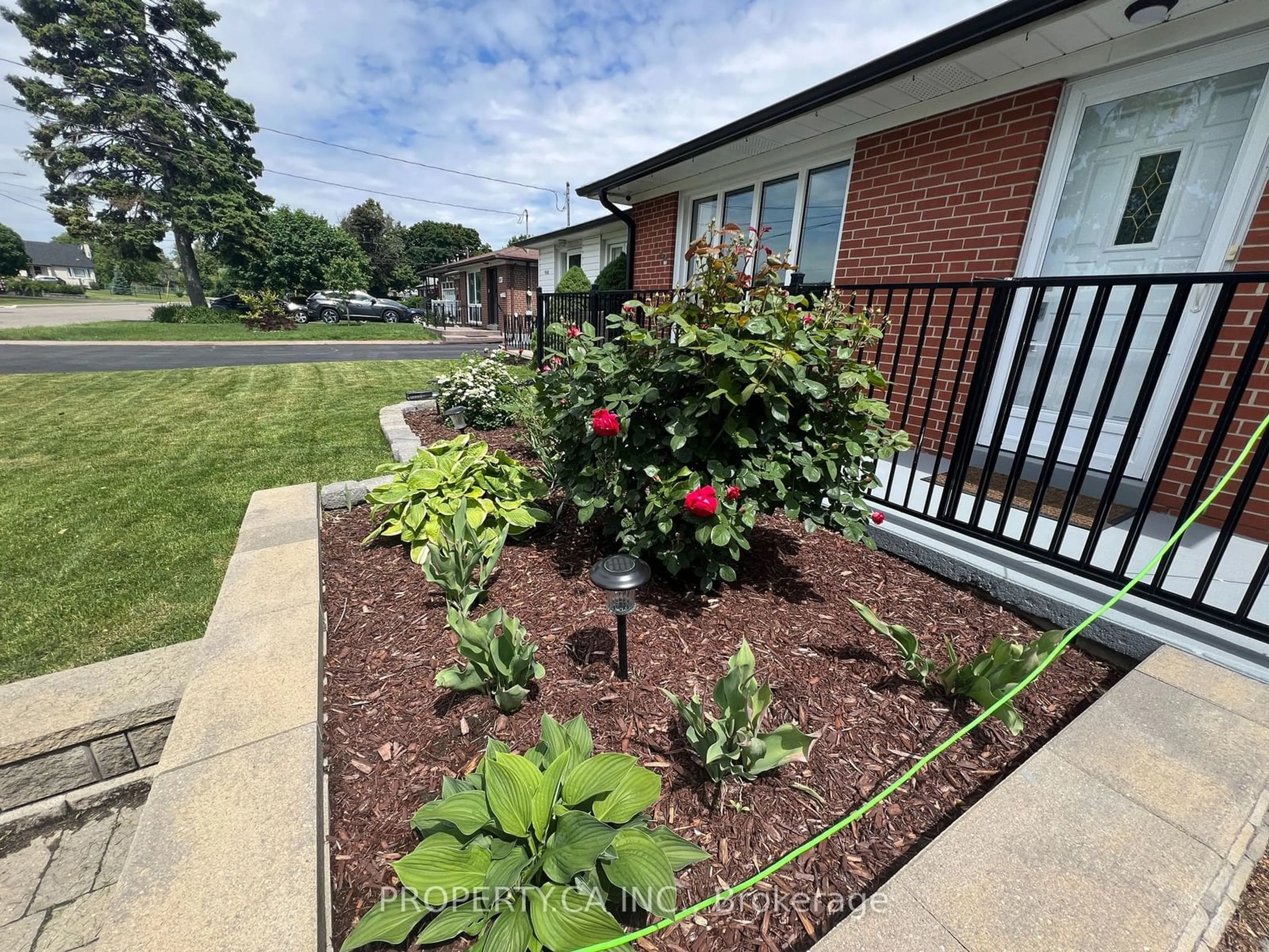 A pic from outside/outdoor area/front of a property/back of a property/a pic from drone, street for 1666 Coram Cres, Mississauga Ontario L4X 1K9