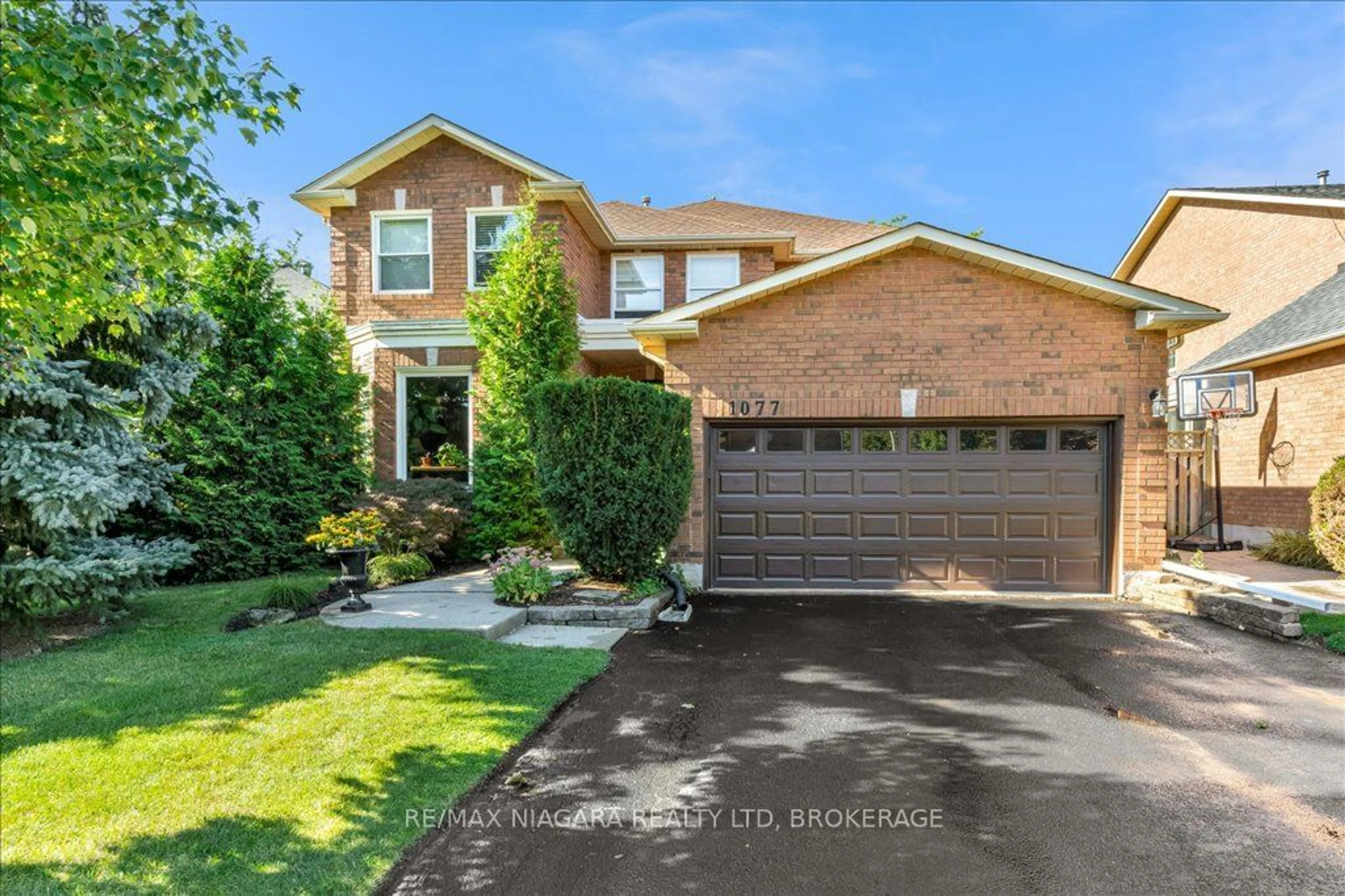 Home with brick exterior material, street for 1077 Grandeur Cres, Oakville Ontario L6H 4B6