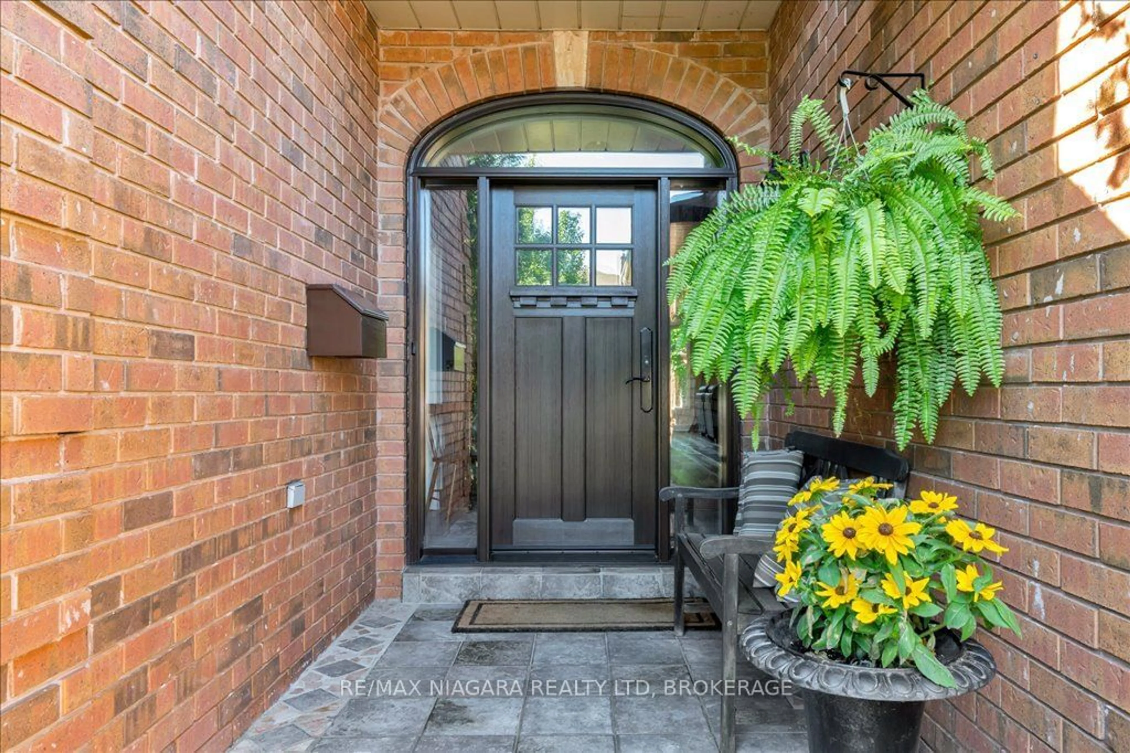 Indoor entryway for 1077 Grandeur Cres, Oakville Ontario L6H 4B6