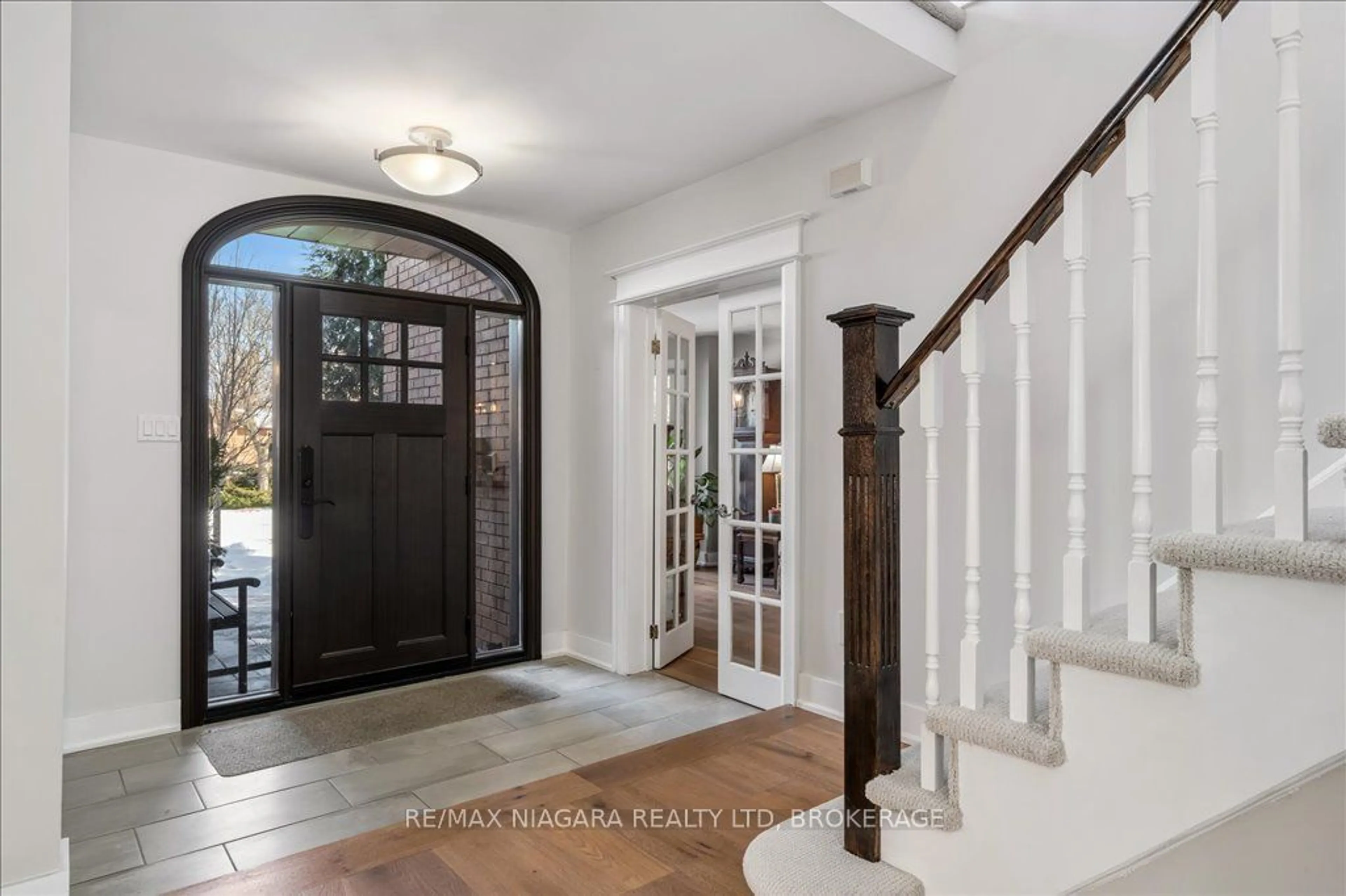 Indoor entryway for 1077 Grandeur Cres, Oakville Ontario L6H 4B6