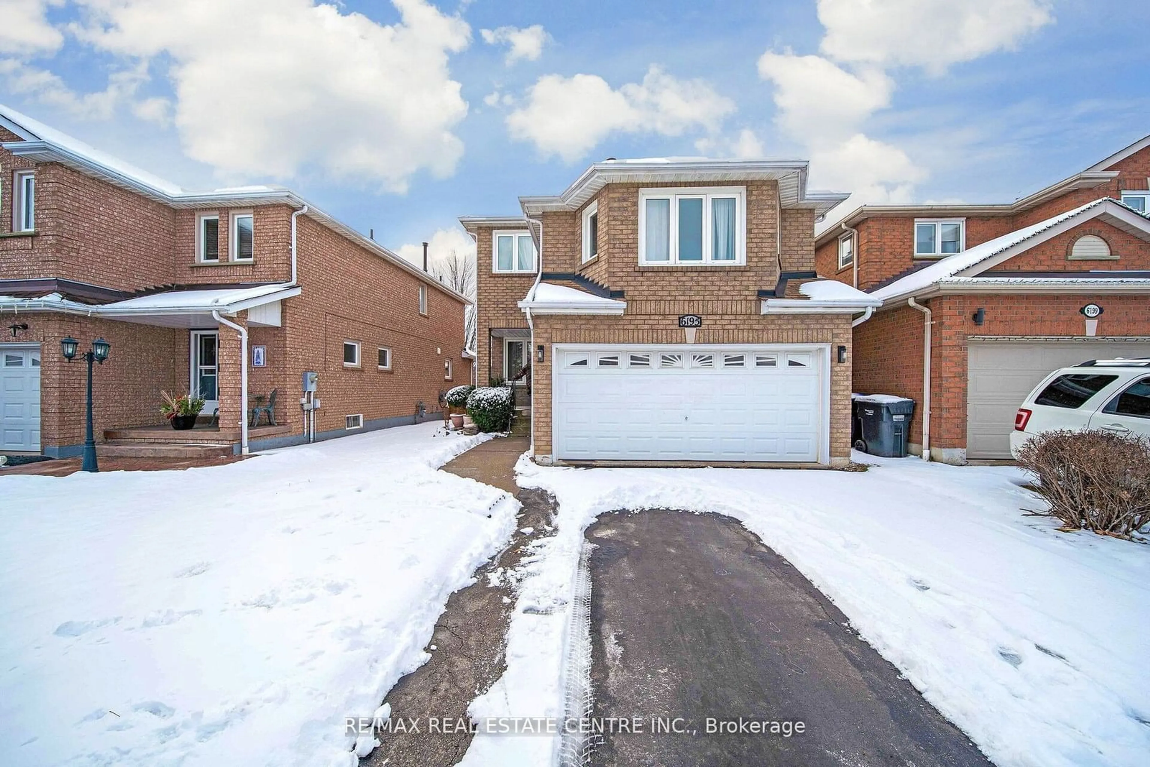 A pic from outside/outdoor area/front of a property/back of a property/a pic from drone, street for 6195 Ford Rd, Mississauga Ontario L5V 1X2