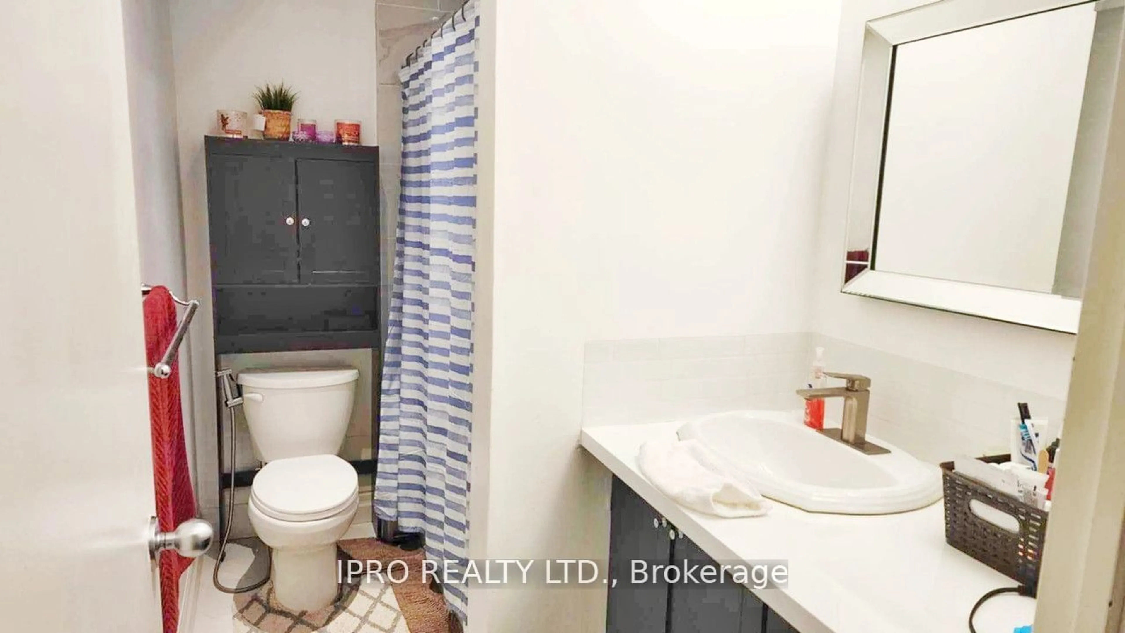 Standard bathroom, ceramic/tile floor for 1000 Cedarglen Gate #520, Mississauga Ontario L5C 3Z5