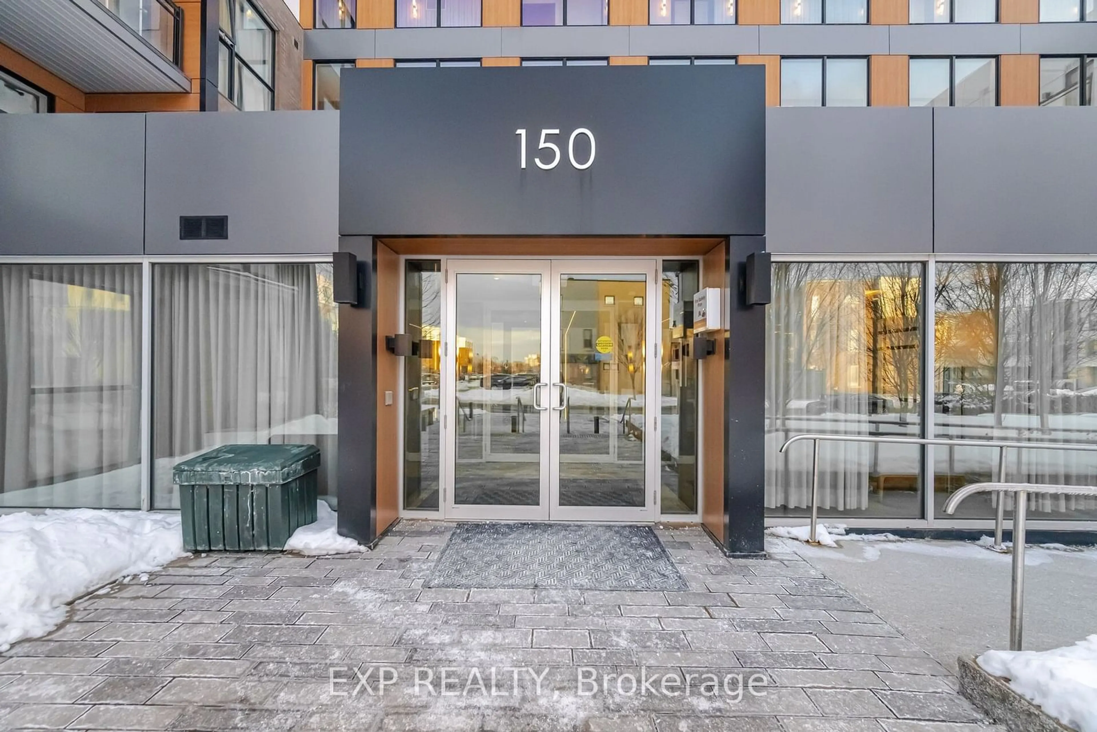 Indoor foyer for 150 Sabina Dr #113, Oakville Ontario L6H 7C3