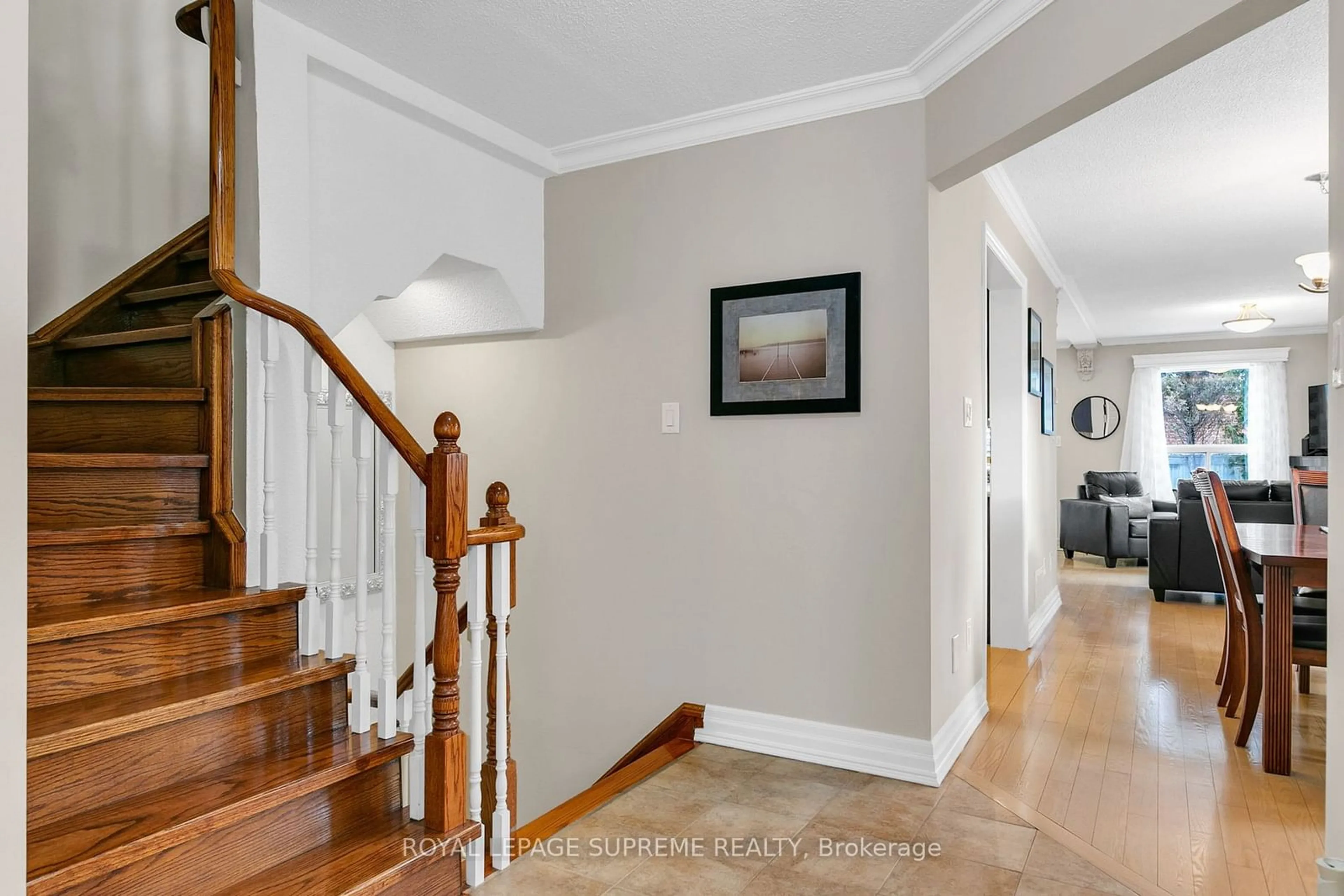 Indoor foyer for 512 Leatherleaf Dr, Mississauga Ontario L4Z 3Y5