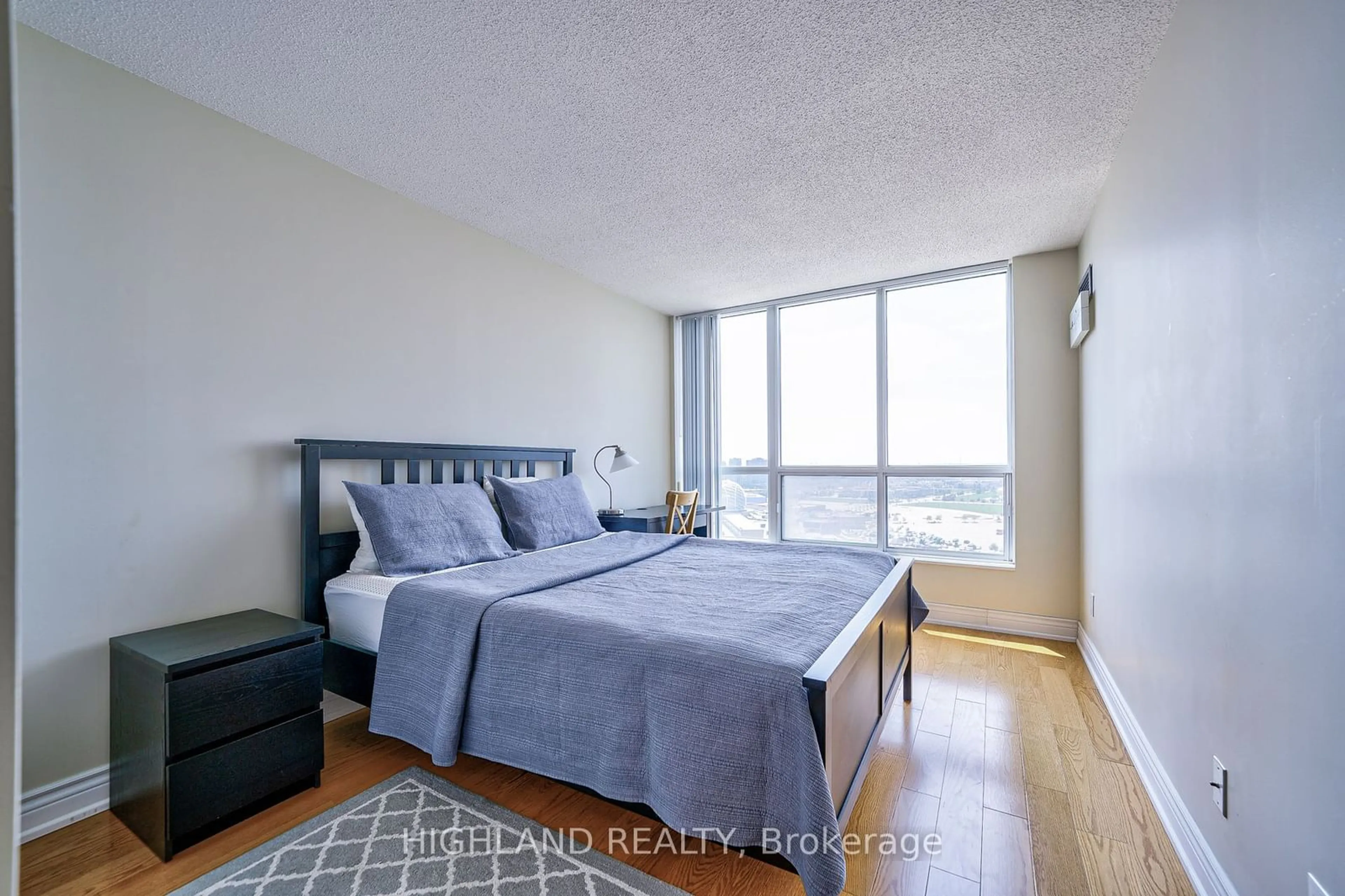 Bedroom with bed, unknown for 2545 Erin Centre Blvd #Ph06, Mississauga Ontario L5M 6Z9