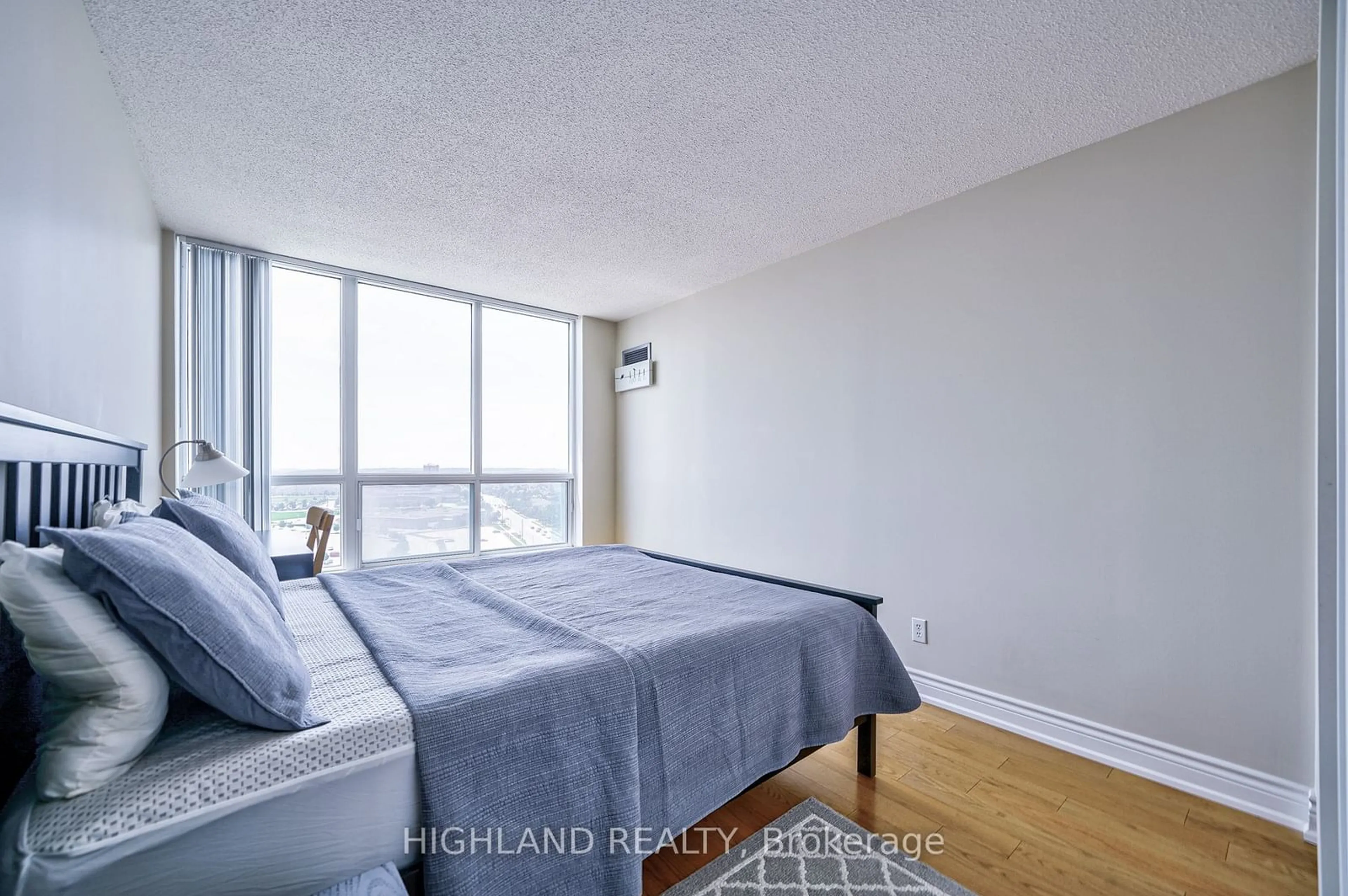 Bedroom with bed, unknown for 2545 Erin Centre Blvd #Ph06, Mississauga Ontario L5M 6Z9