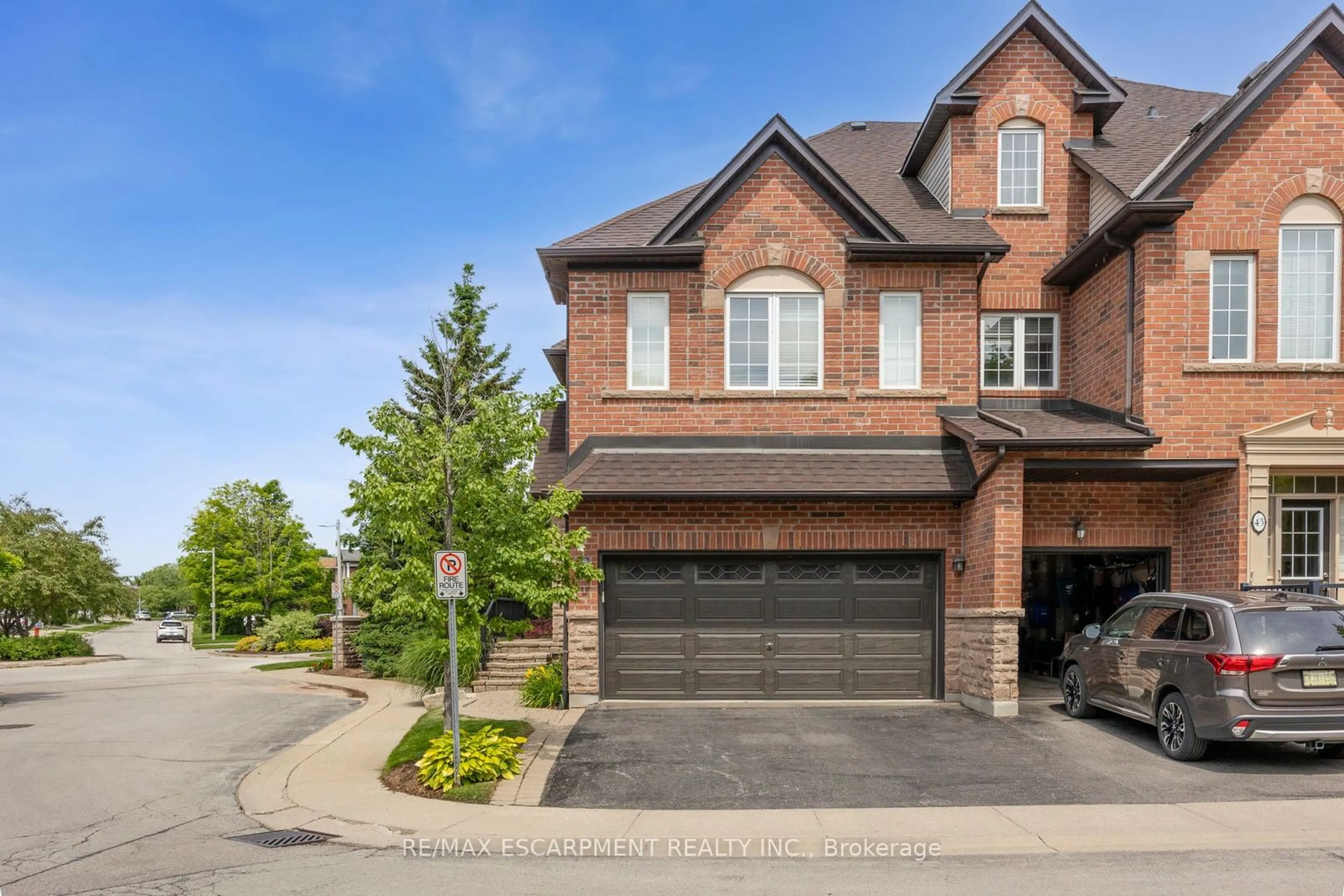 Home with brick exterior material, street for 300 Ravineview Way #44, Oakville Ontario L6H 7J2