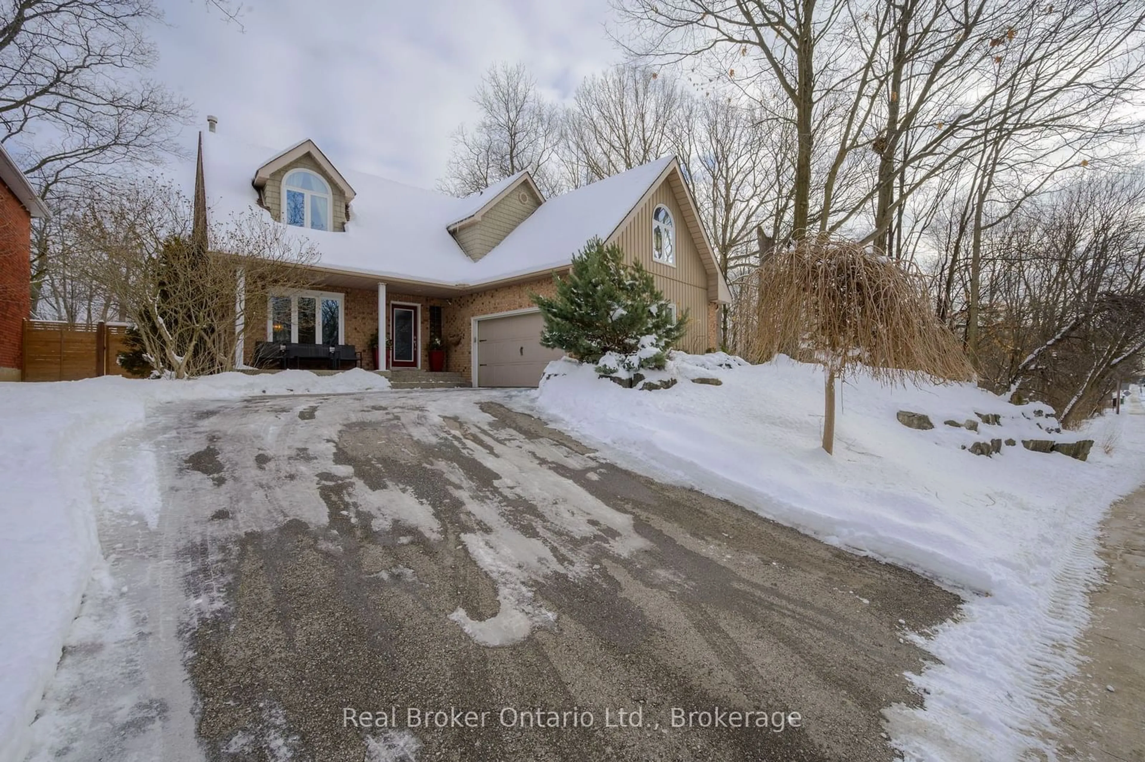 A pic from outside/outdoor area/front of a property/back of a property/a pic from drone, street for 2109 Headon Rd, Burlington Ontario L7M 4G3