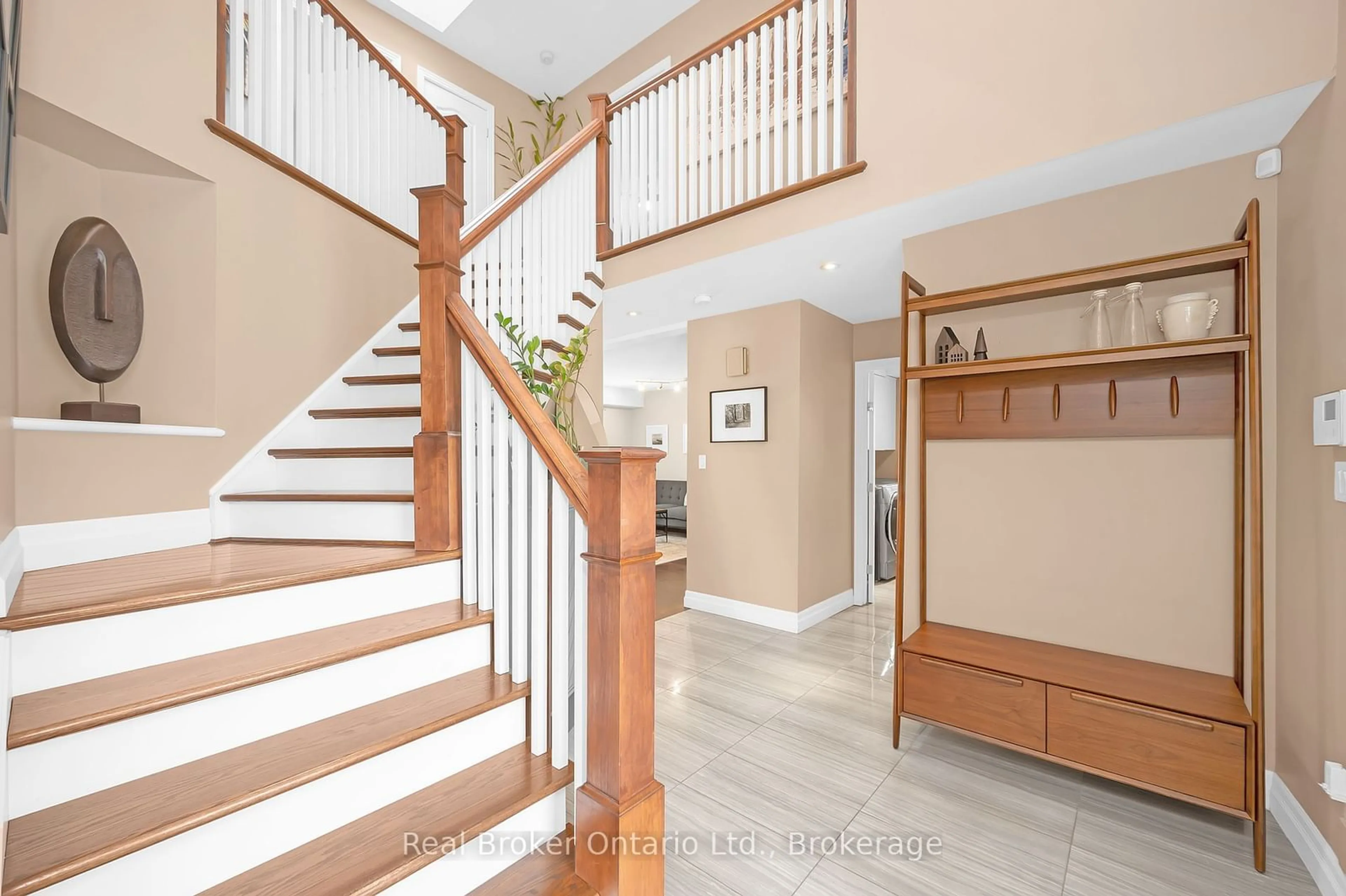 Indoor entryway for 2109 Headon Rd, Burlington Ontario L7M 4G3