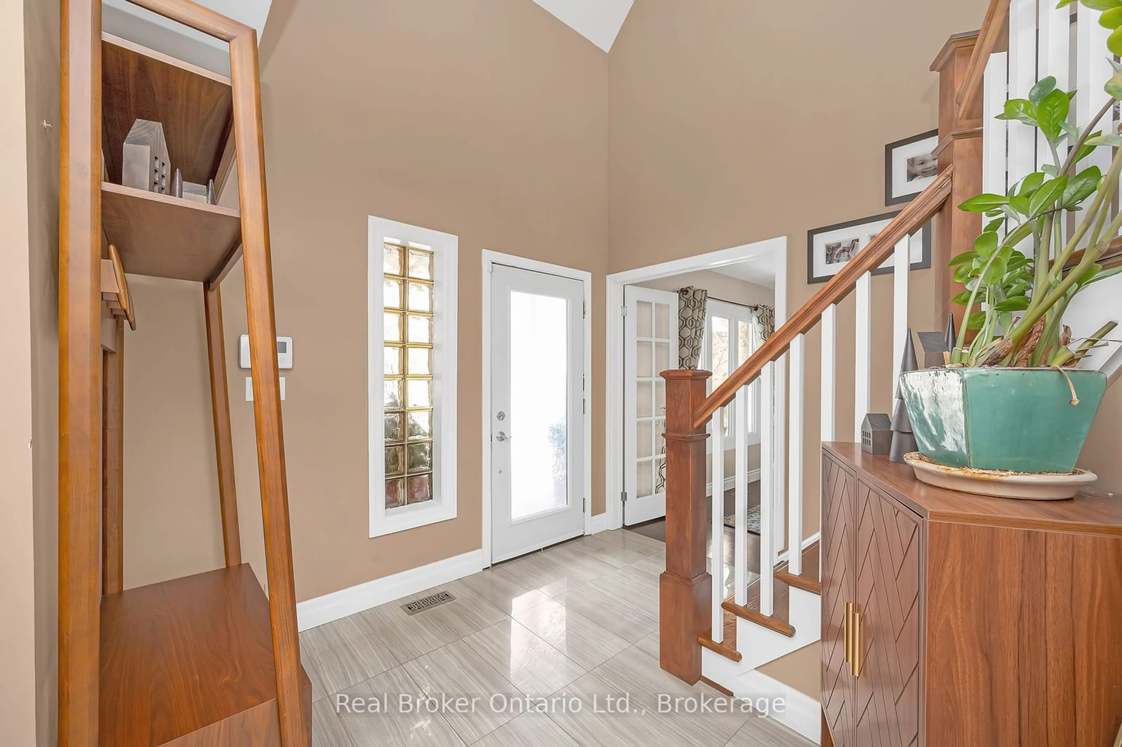 Indoor entryway for 2109 Headon Rd, Burlington Ontario L7M 4G3