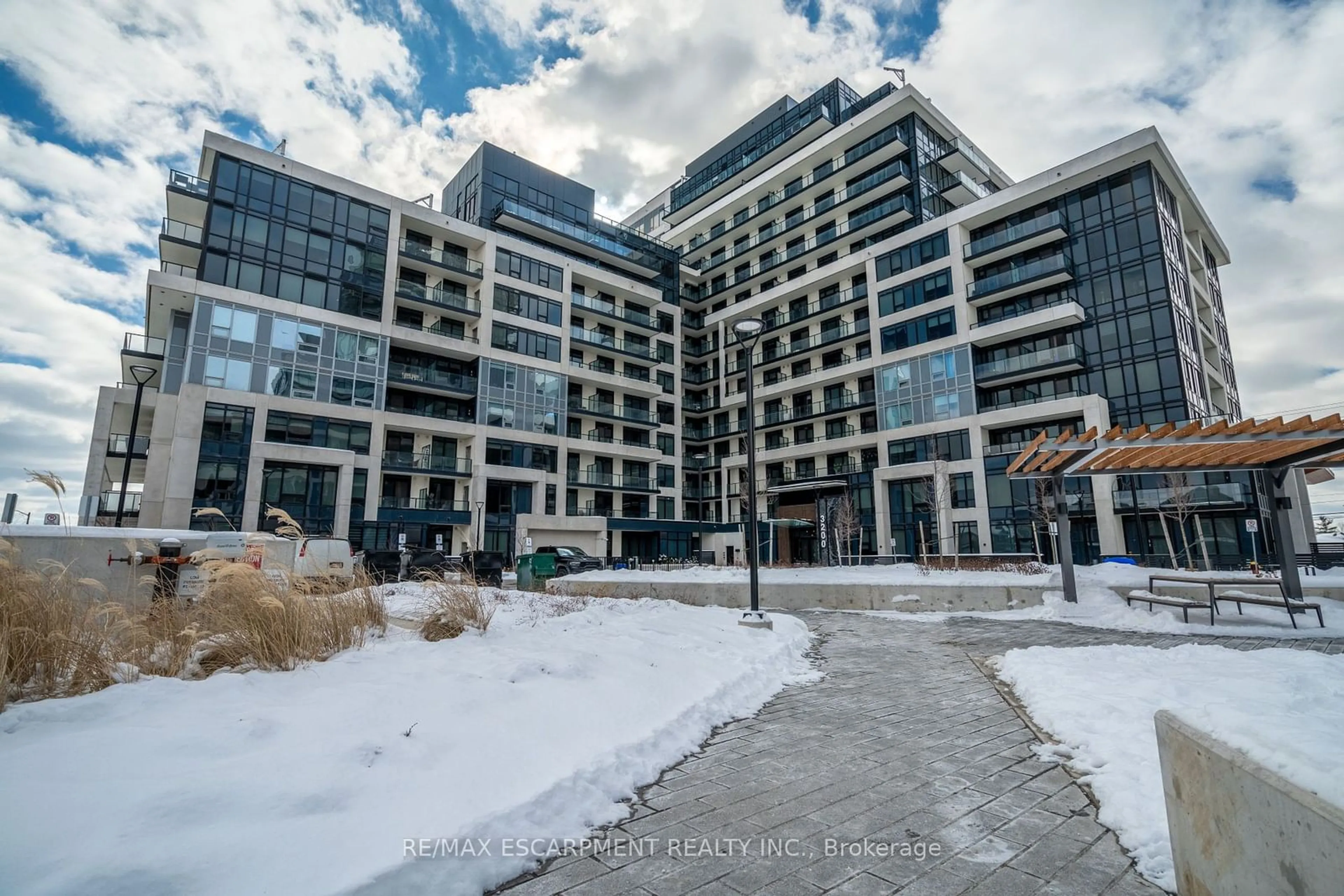 Indoor foyer for 3200 William Coltson Ave #608, Oakville Ontario L6H 7W6