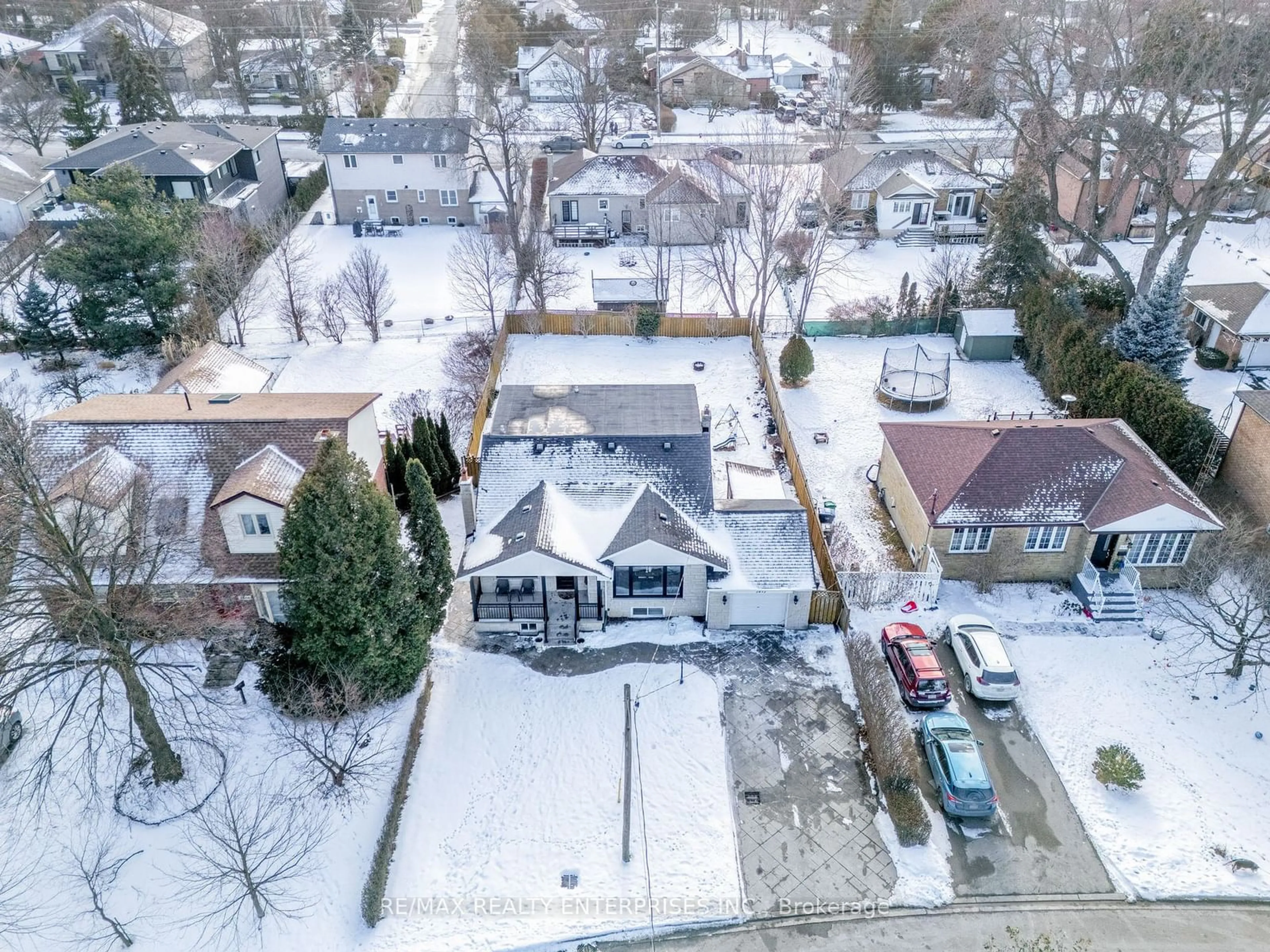 A pic from outside/outdoor area/front of a property/back of a property/a pic from drone, street for 1472 Myron Dr, Mississauga Ontario L5E 2N6