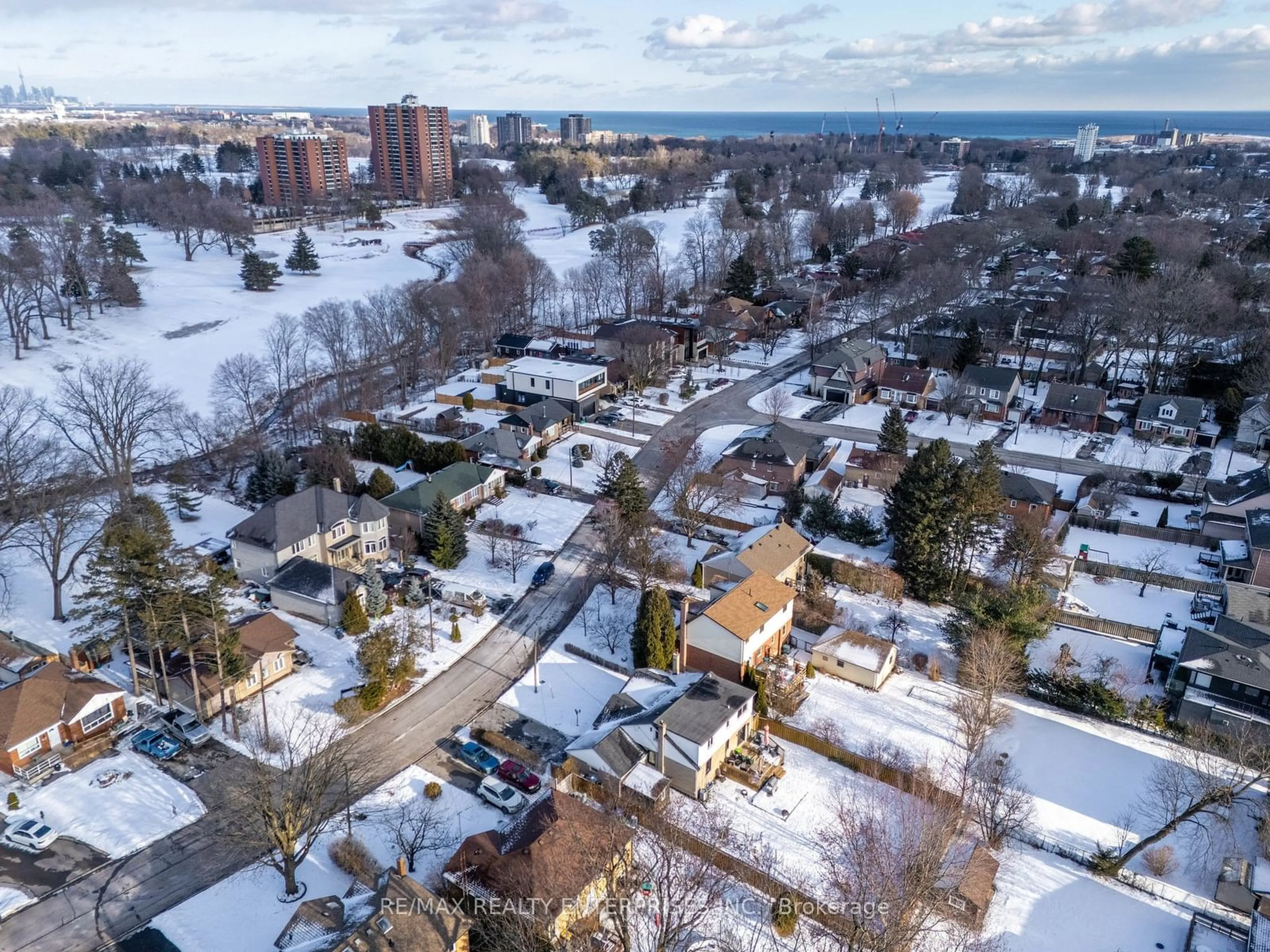 A pic from outside/outdoor area/front of a property/back of a property/a pic from drone, unknown for 1472 Myron Dr, Mississauga Ontario L5E 2N6