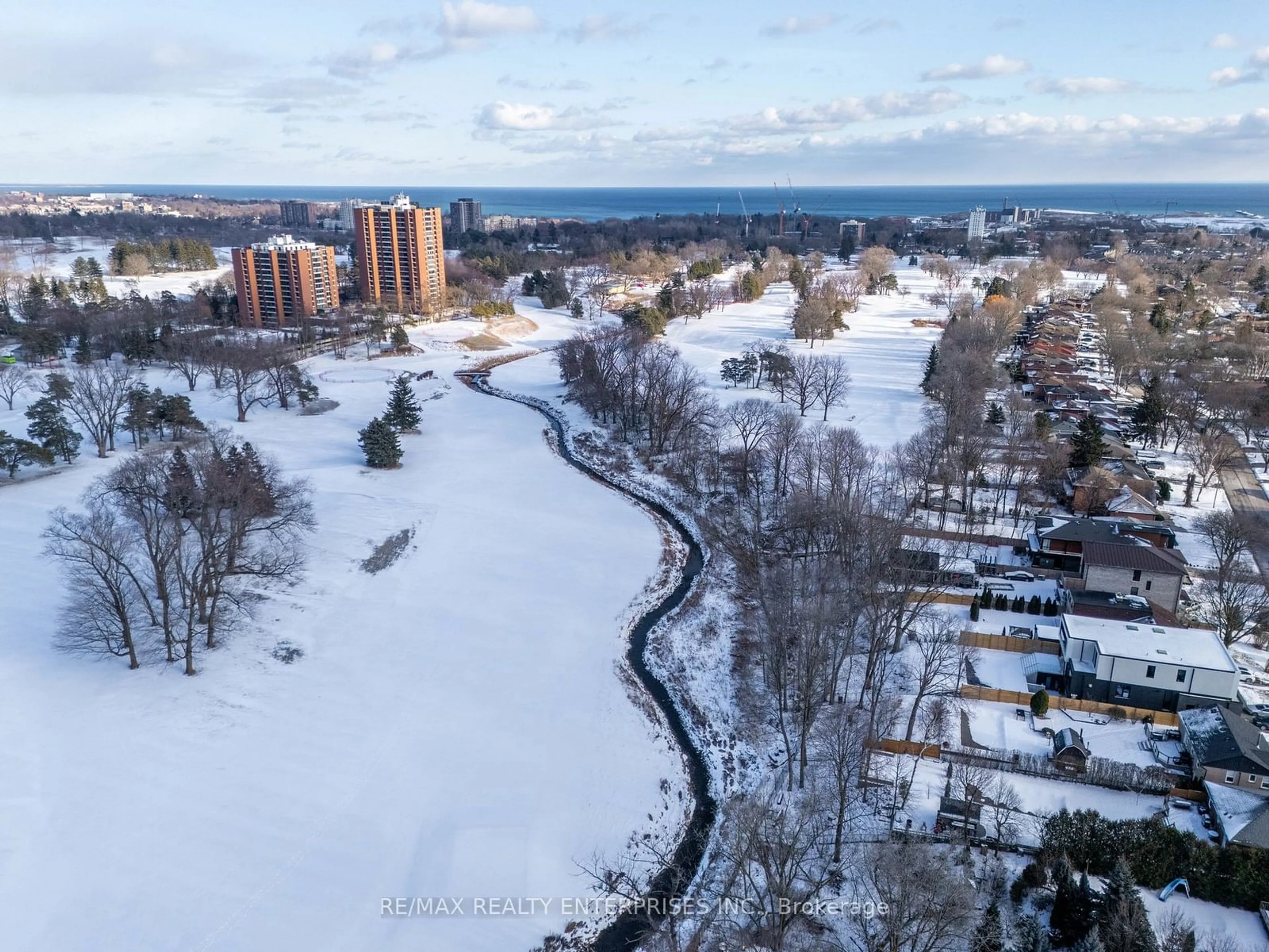 A pic from outside/outdoor area/front of a property/back of a property/a pic from drone, unknown for 1472 Myron Dr, Mississauga Ontario L5E 2N6