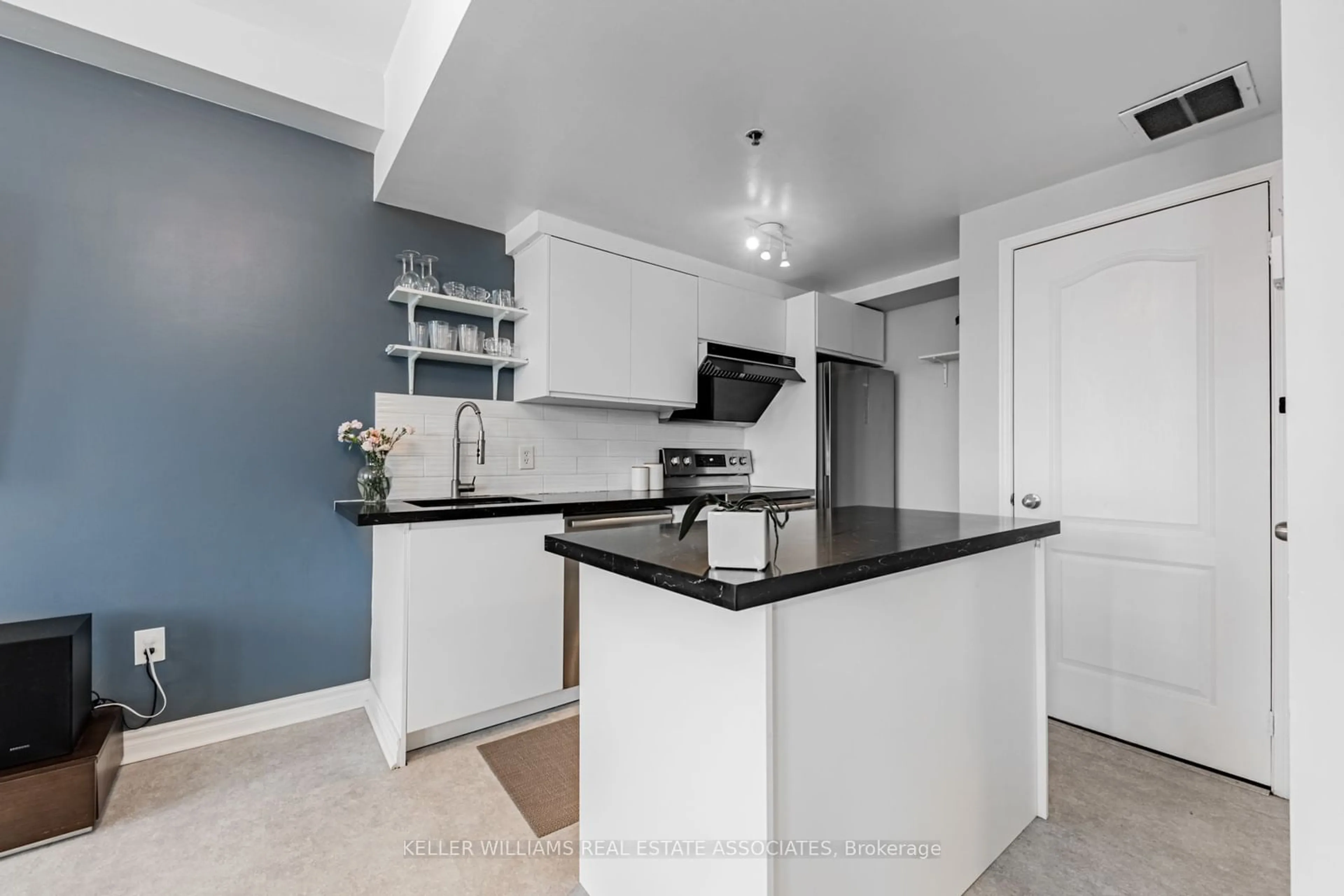 Standard kitchen, ceramic/tile floor for 760 Lawrence Ave #15, Toronto Ontario M6A 3E7