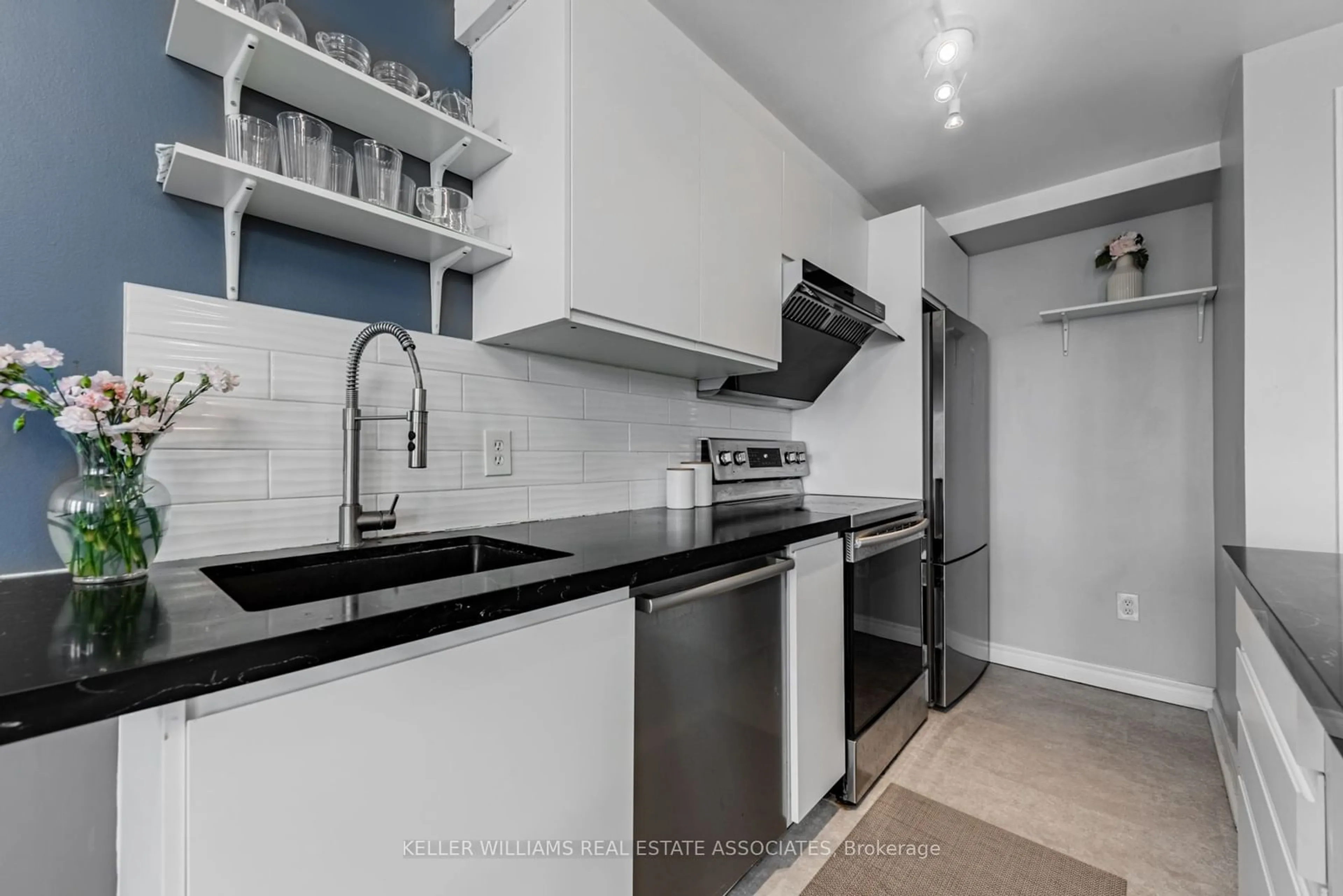 Standard kitchen, ceramic/tile floor for 760 Lawrence Ave #15, Toronto Ontario M6A 3E7